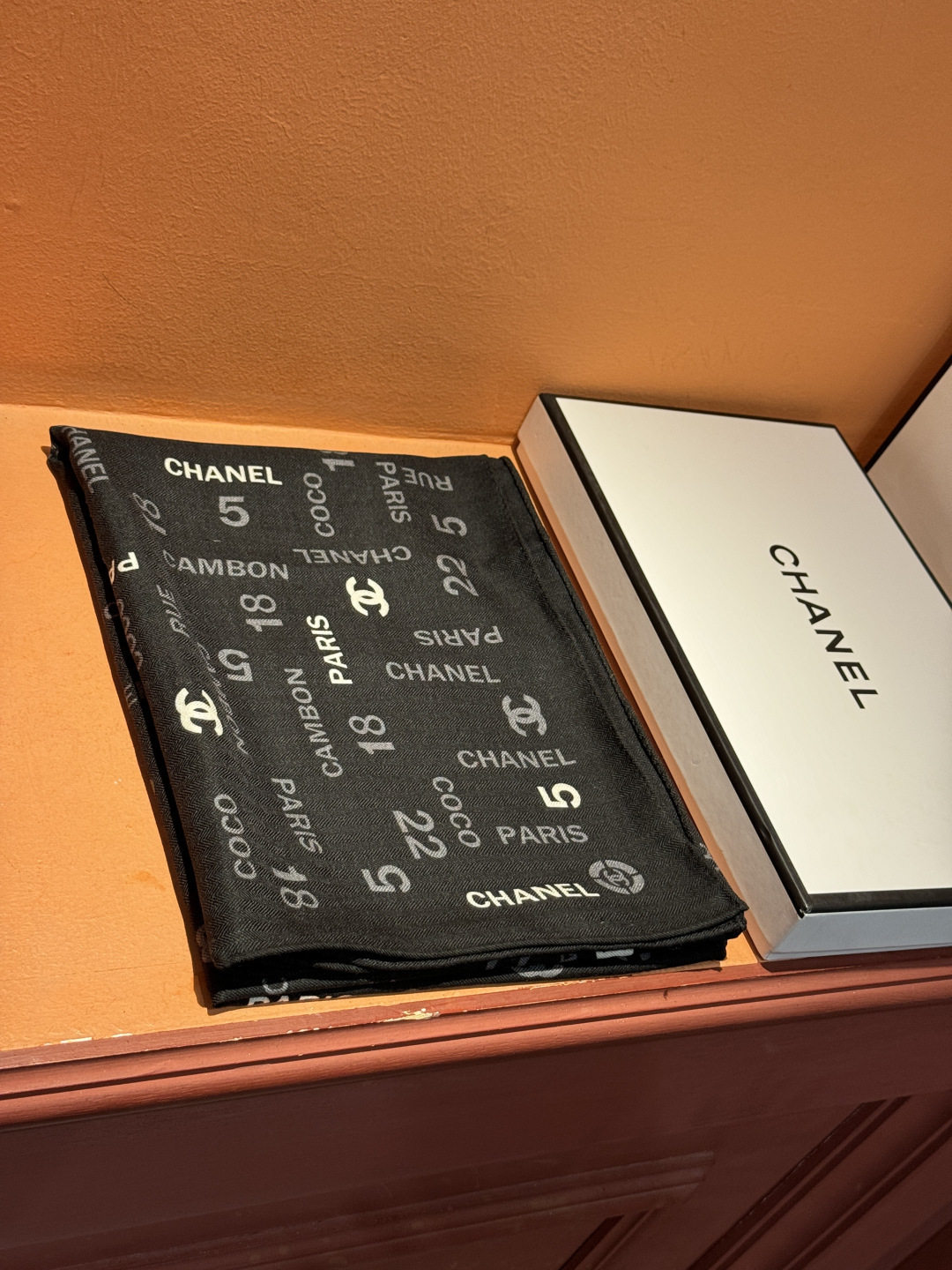 上新❤️【Chanel】 经典茶花优雅Coco风，Chanel最新菱格丝绒大方巾~气质到骨子里，香奶奶新