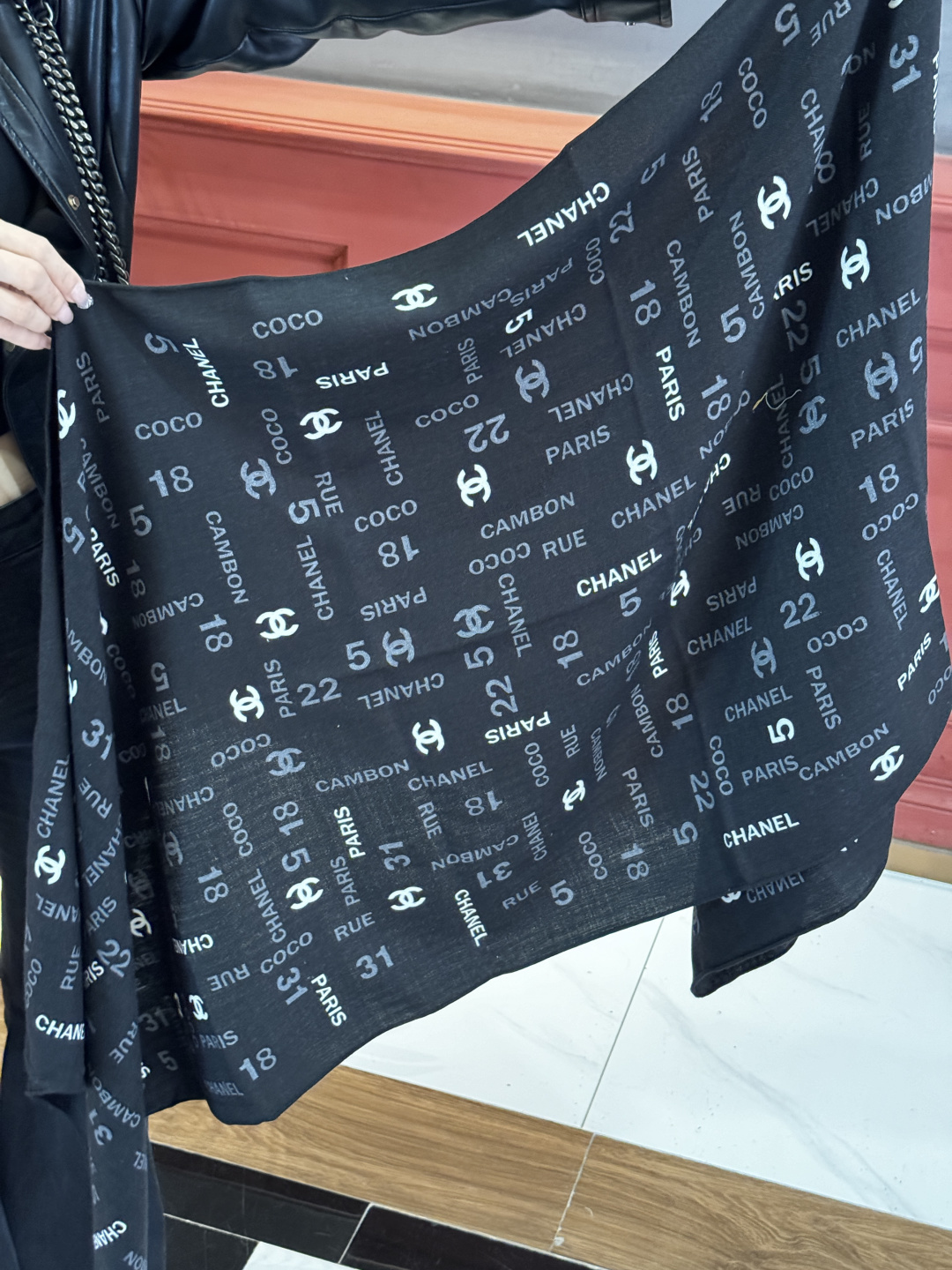 上新❤️【Chanel】 经典茶花优雅Coco风，Chanel最新菱格丝绒大方巾~气质到骨子里，香奶奶新