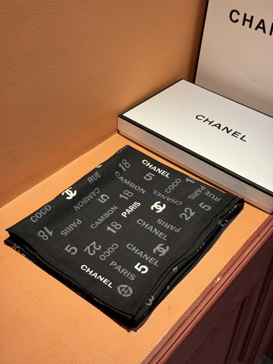 上新❤️【Chanel】 经典茶花优雅Coco风，Chanel最新菱格丝绒大方巾~气质到骨子里，香奶奶新