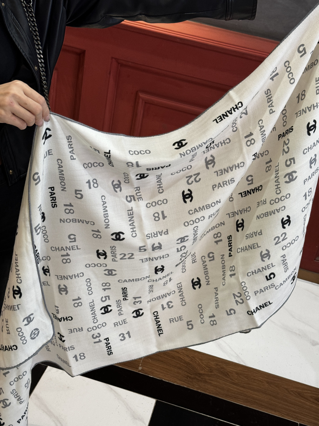 上新❤️【Chanel】 经典茶花优雅Coco风，Chanel最新菱格丝绒大方巾~气质到骨子里，香奶奶新