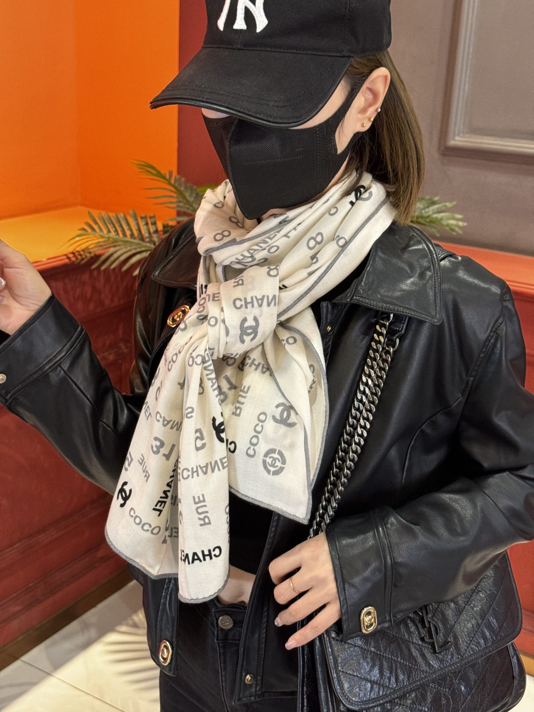 上新❤️【Chanel】 经典茶花优雅Coco风，Chanel最新菱格丝绒大方巾~气质到骨子里，香奶奶新