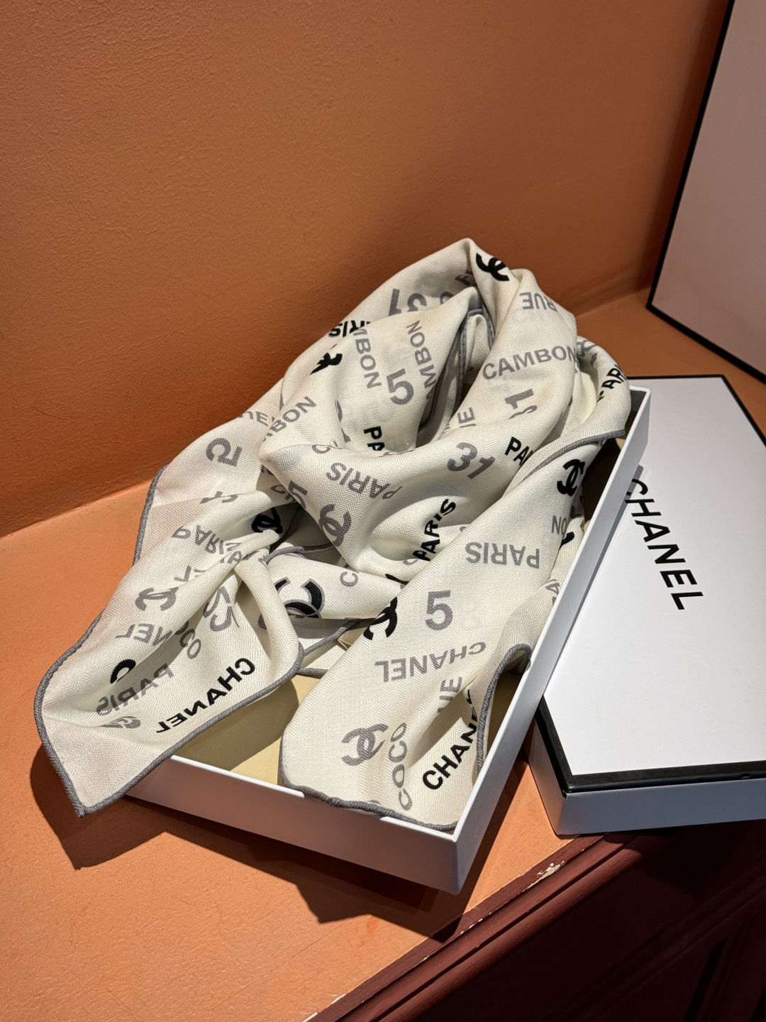 上新❤️【Chanel】 经典茶花优雅Coco风，Chanel最新菱格丝绒大方巾~气质到骨子里，香奶奶新