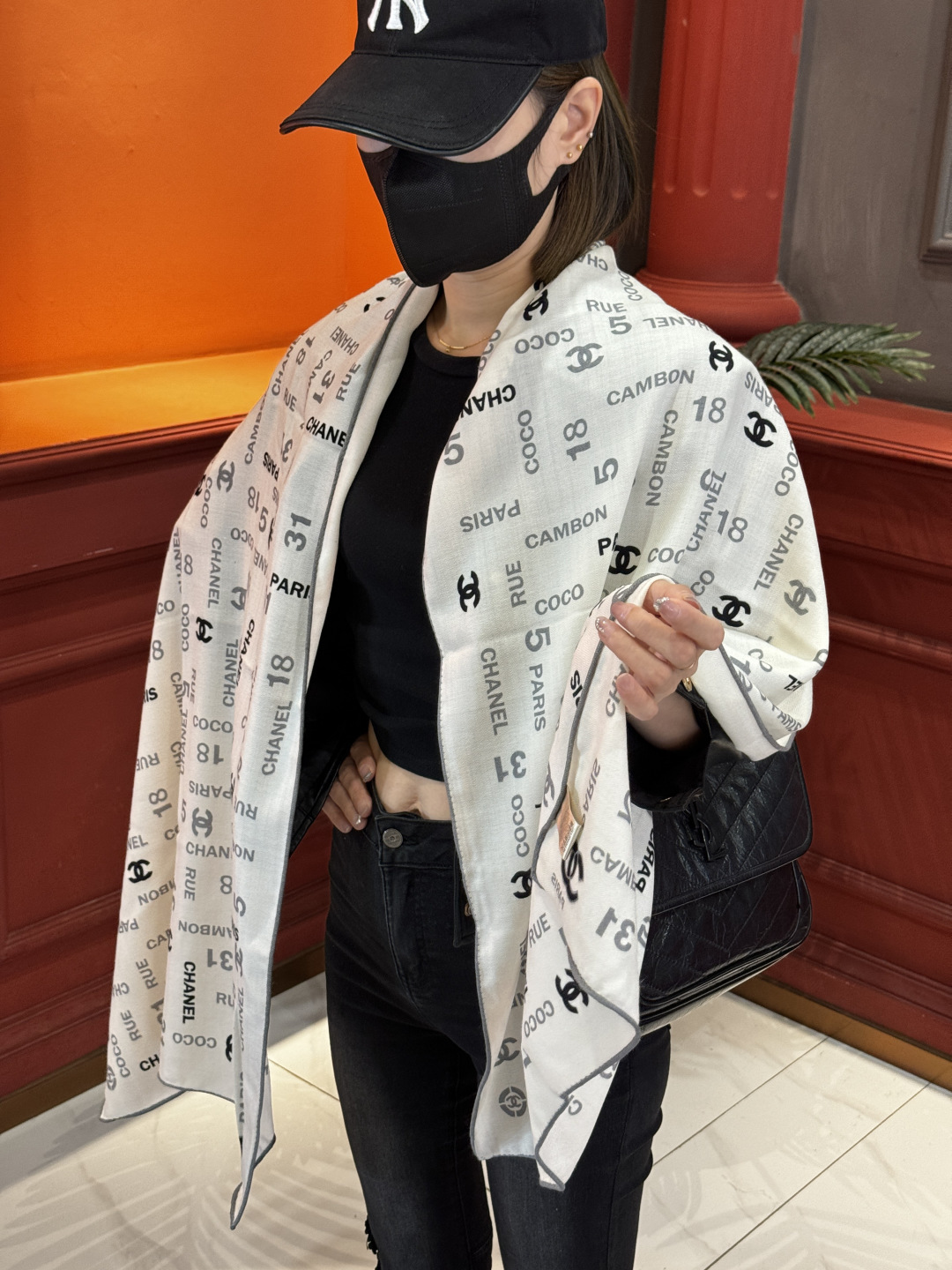 上新❤️【Chanel】 经典茶花优雅Coco风，Chanel最新菱格丝绒大方巾~气质到骨子里，香奶奶新