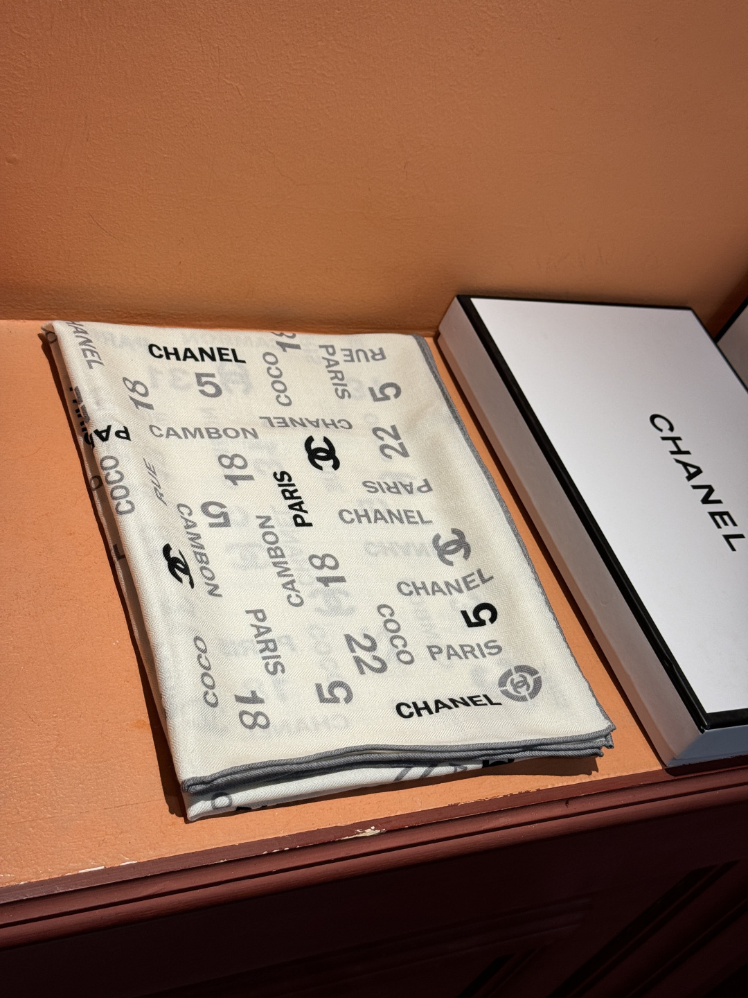 上新❤️【Chanel】 经典茶花优雅Coco风，Chanel最新菱格丝绒大方巾~气质到骨子里，香奶奶新