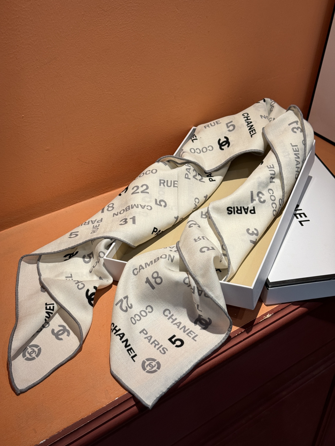 上新❤️【Chanel】 经典茶花优雅Coco风，Chanel最新菱格丝绒大方巾~气质到骨子里，香奶奶新