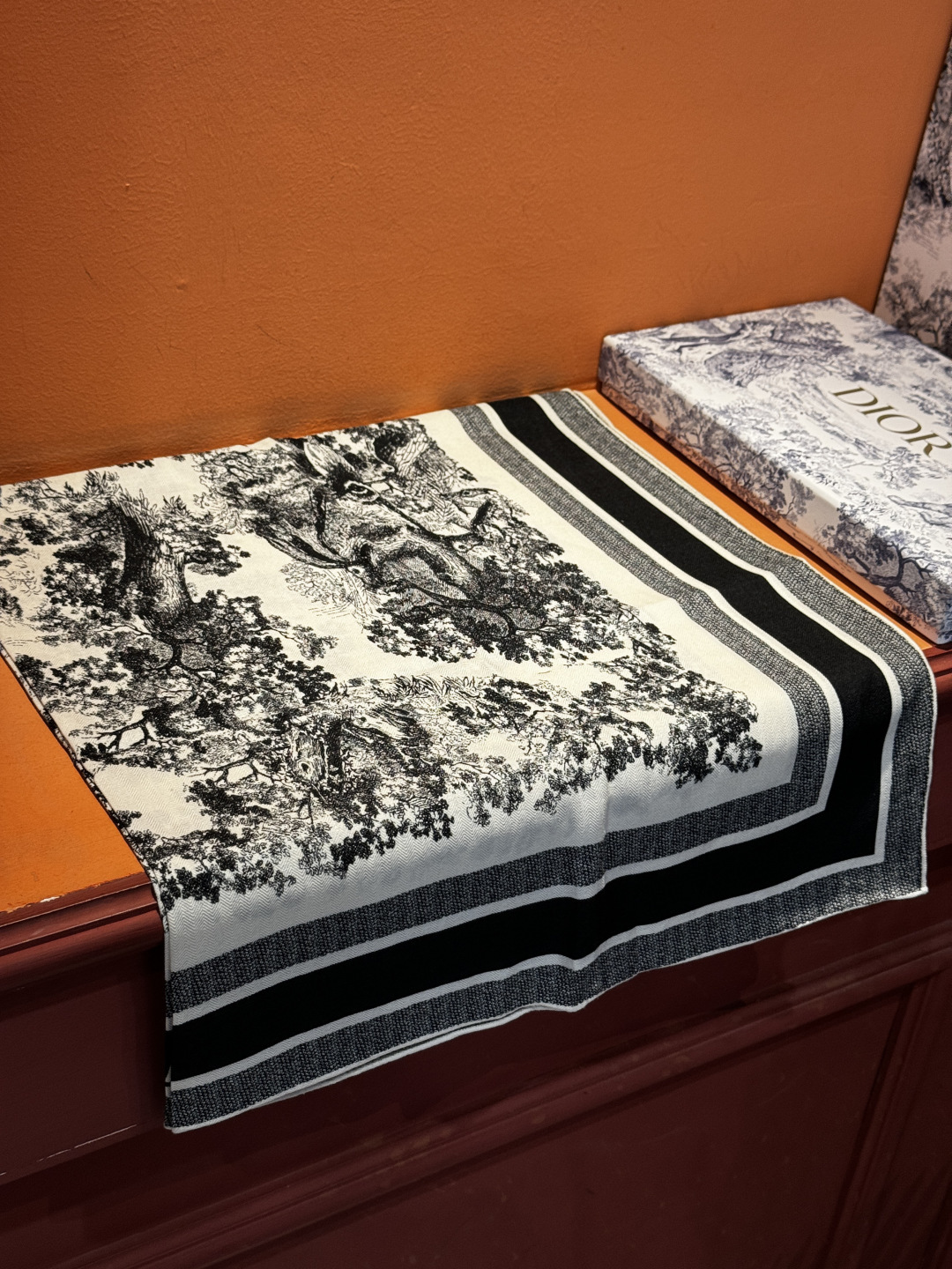 上新❤️ 𝐃𝐈𝐎𝐑 早春新款 《茹伊丛手绘方巾》size：110x110 cm 【双面同色丝绒方巾】一个