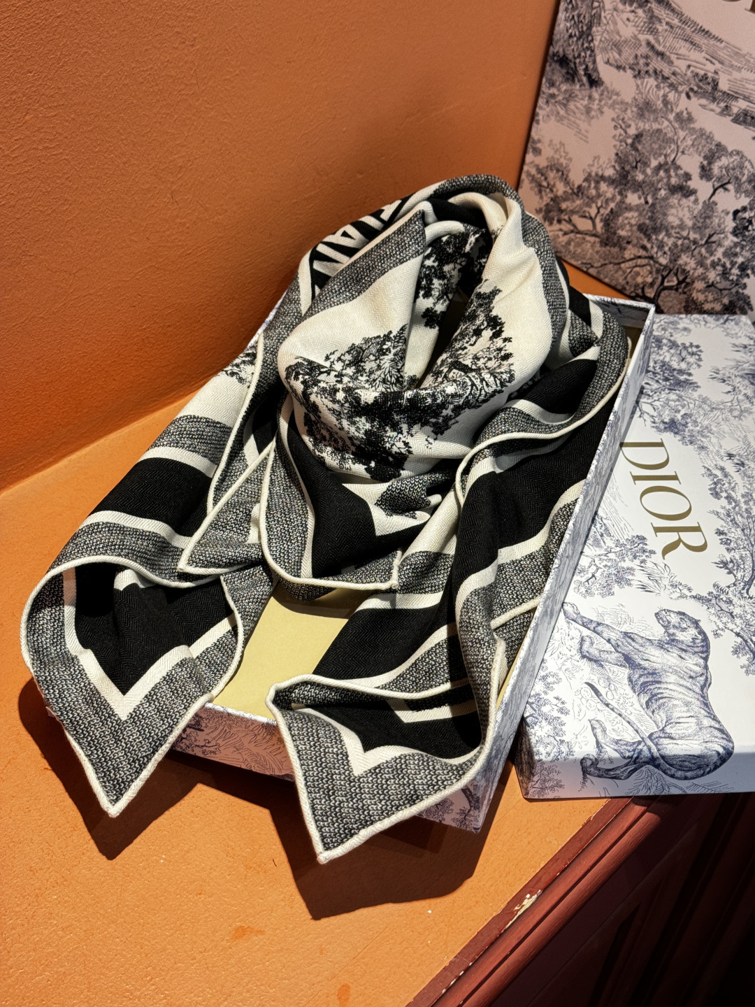 上新❤️ 𝐃𝐈𝐎𝐑 早春新款 《茹伊丛手绘方巾》size：110x110 cm 【双面同色丝绒方巾】一个