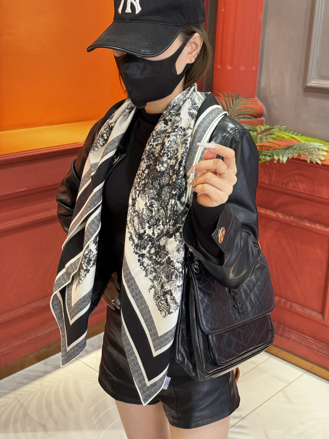 上新❤️ 𝐃𝐈𝐎𝐑 早春新款 《茹伊丛手绘方巾》size：110x110 cm 【双面同色丝绒方巾】一个