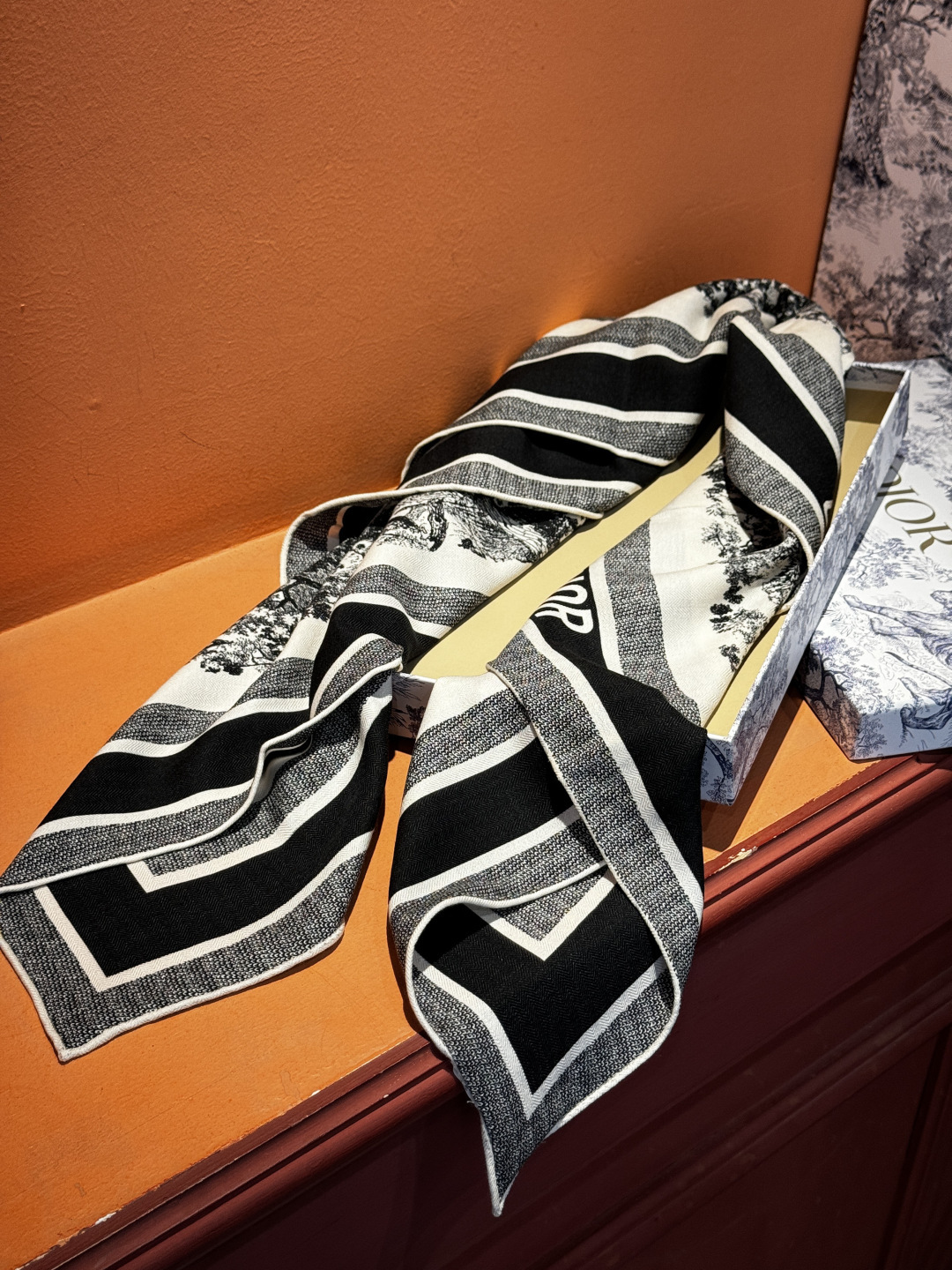 上新❤️ 𝐃𝐈𝐎𝐑 早春新款 《茹伊丛手绘方巾》size：110x110 cm 【双面同色丝绒方巾】一个