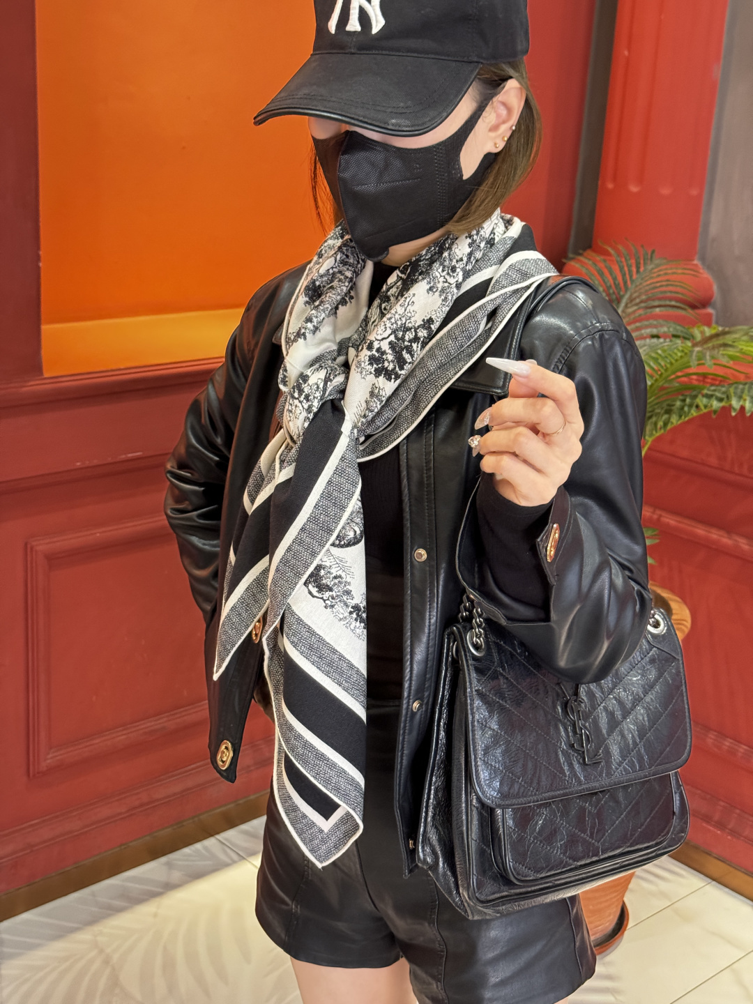 上新❤️ 𝐃𝐈𝐎𝐑 早春新款 《茹伊丛手绘方巾》size：110x110 cm 【双面同色丝绒方巾】一个