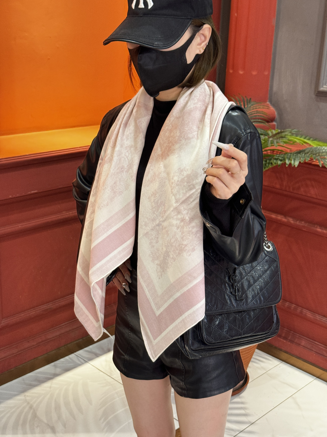 上新❤️ 𝐃𝐈𝐎𝐑 早春新款 《茹伊丛手绘方巾》size：110x110 cm 【双面同色丝绒方巾】一个