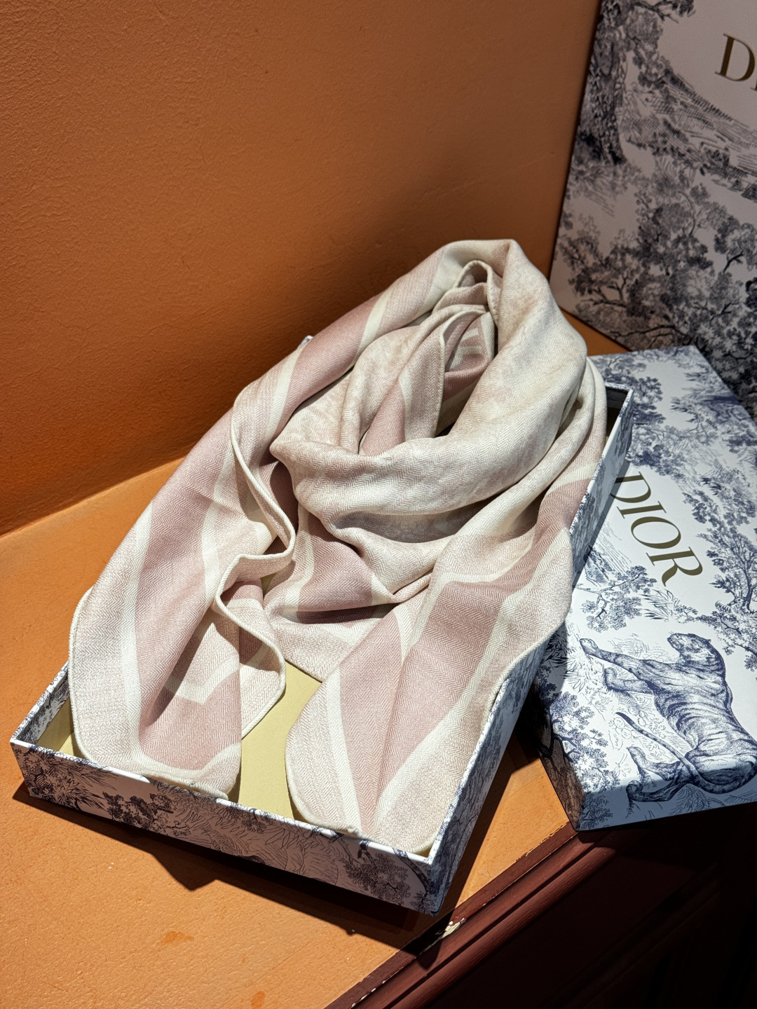 上新❤️ 𝐃𝐈𝐎𝐑 早春新款 《茹伊丛手绘方巾》size：110x110 cm 【双面同色丝绒方巾】一个