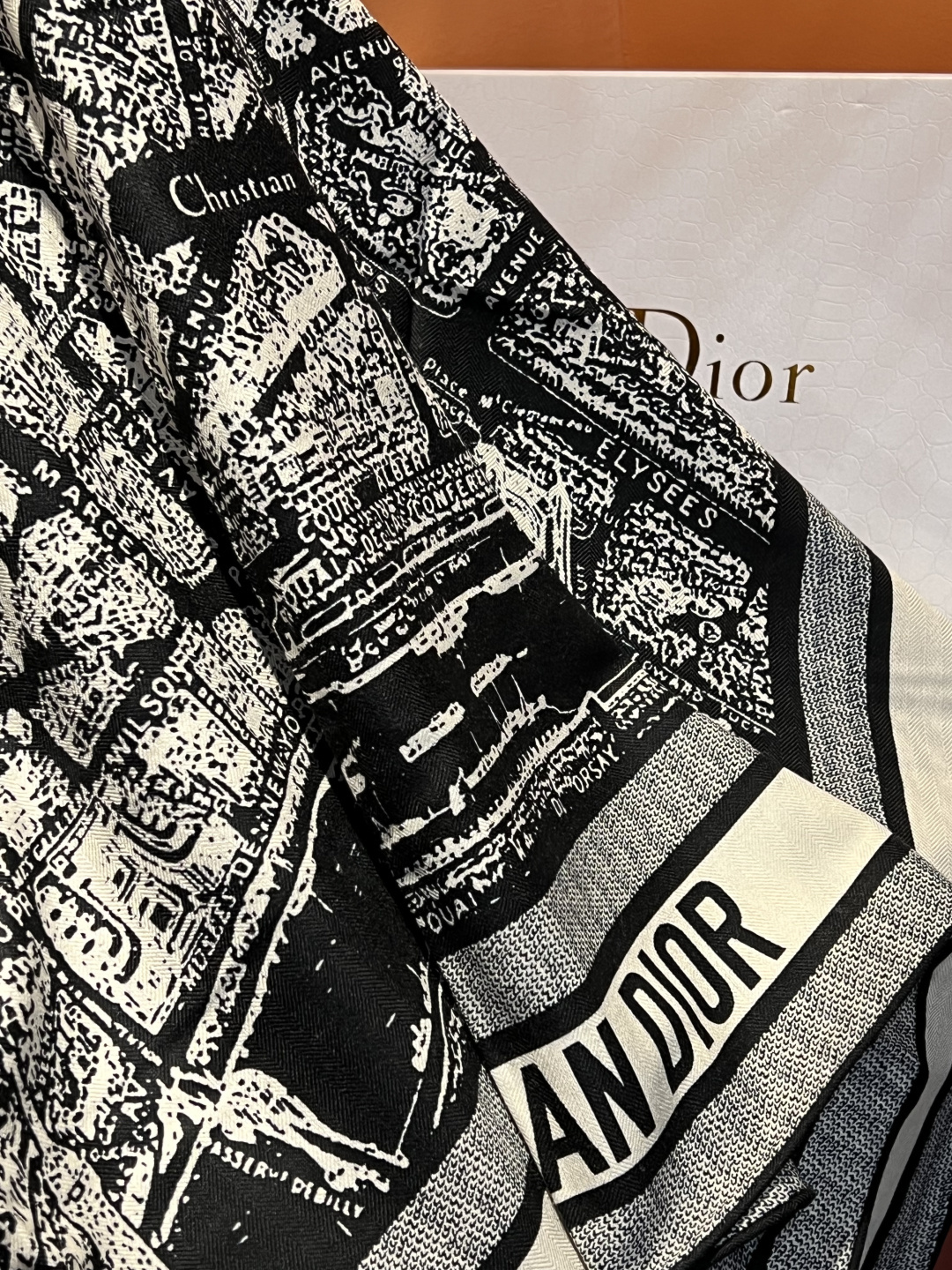 Dior ❤【️巴黎地图】黄金尺寸110*110双面同色丝绒方巾 不爱140繁复尺寸的姐妹可以选择110