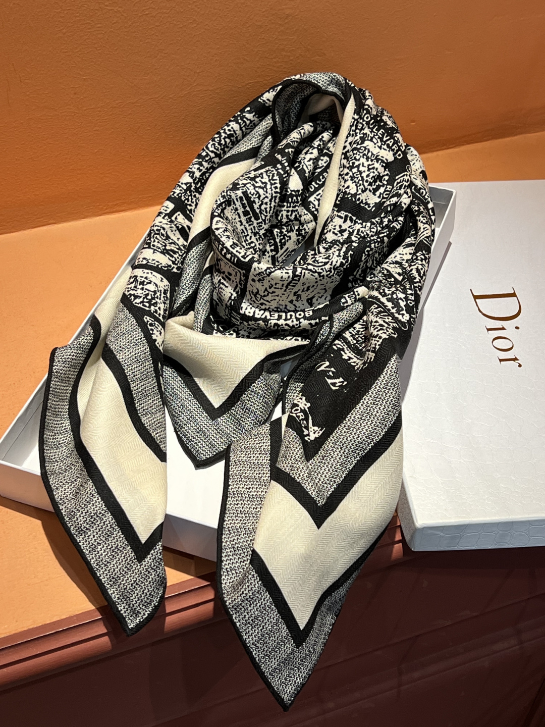 Dior ❤【️巴黎地图】黄金尺寸110*110双面同色丝绒方巾 不爱140繁复尺寸的姐妹可以选择110