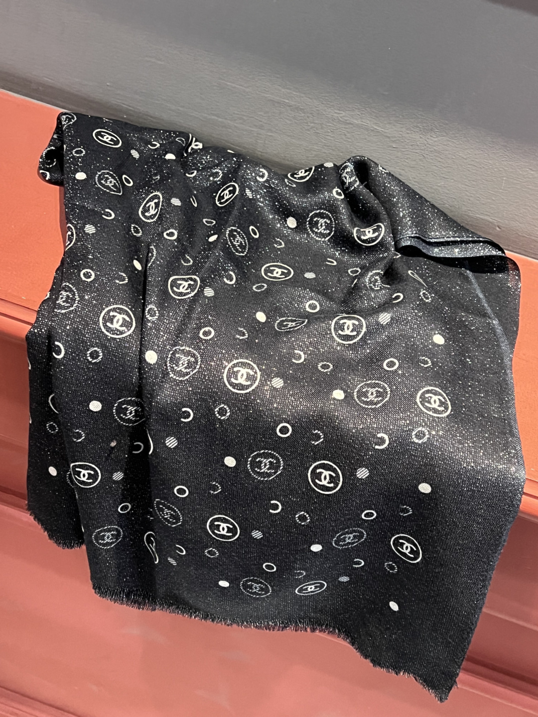 上新🌟 会发光发亮的围巾 💄💋新款客供银线💖羊绒面料长巾 😘美翻了[流泪]【小香银线图标】，御用殿堂级极