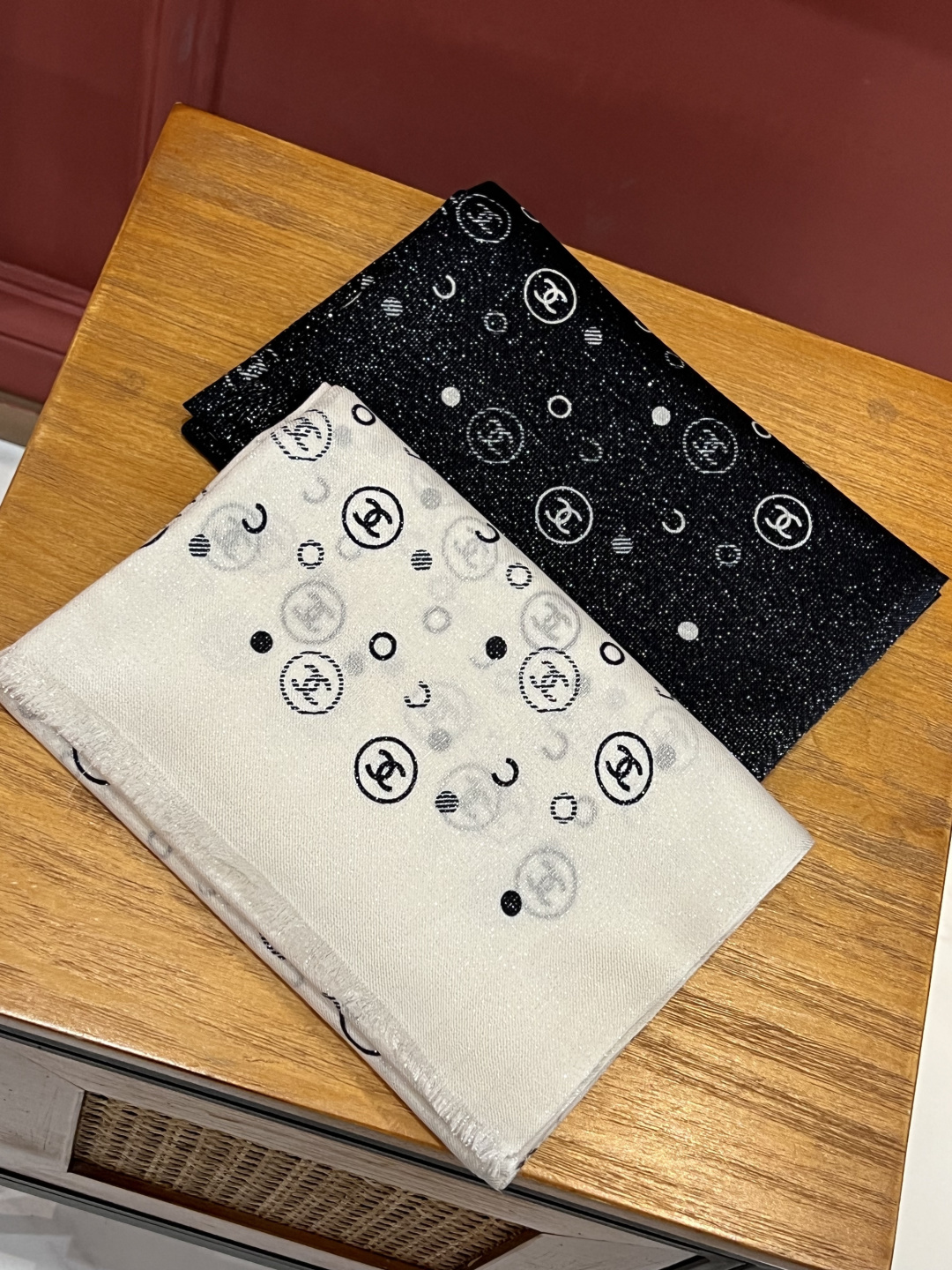 上新🌟 会发光发亮的围巾 💄💋新款客供银线💖羊绒面料长巾 😘美翻了[流泪]【小香银线图标】，御用殿堂级极