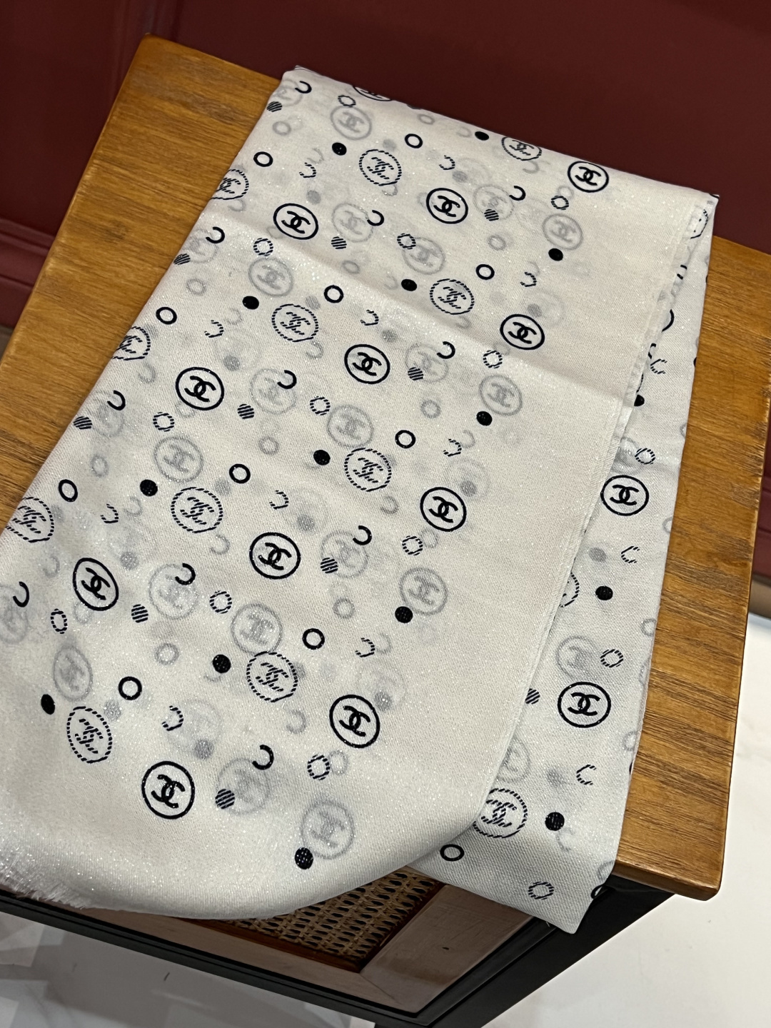 上新🌟 会发光发亮的围巾 💄💋新款客供银线💖羊绒面料长巾 😘美翻了[流泪]【小香银线图标】，御用殿堂级极