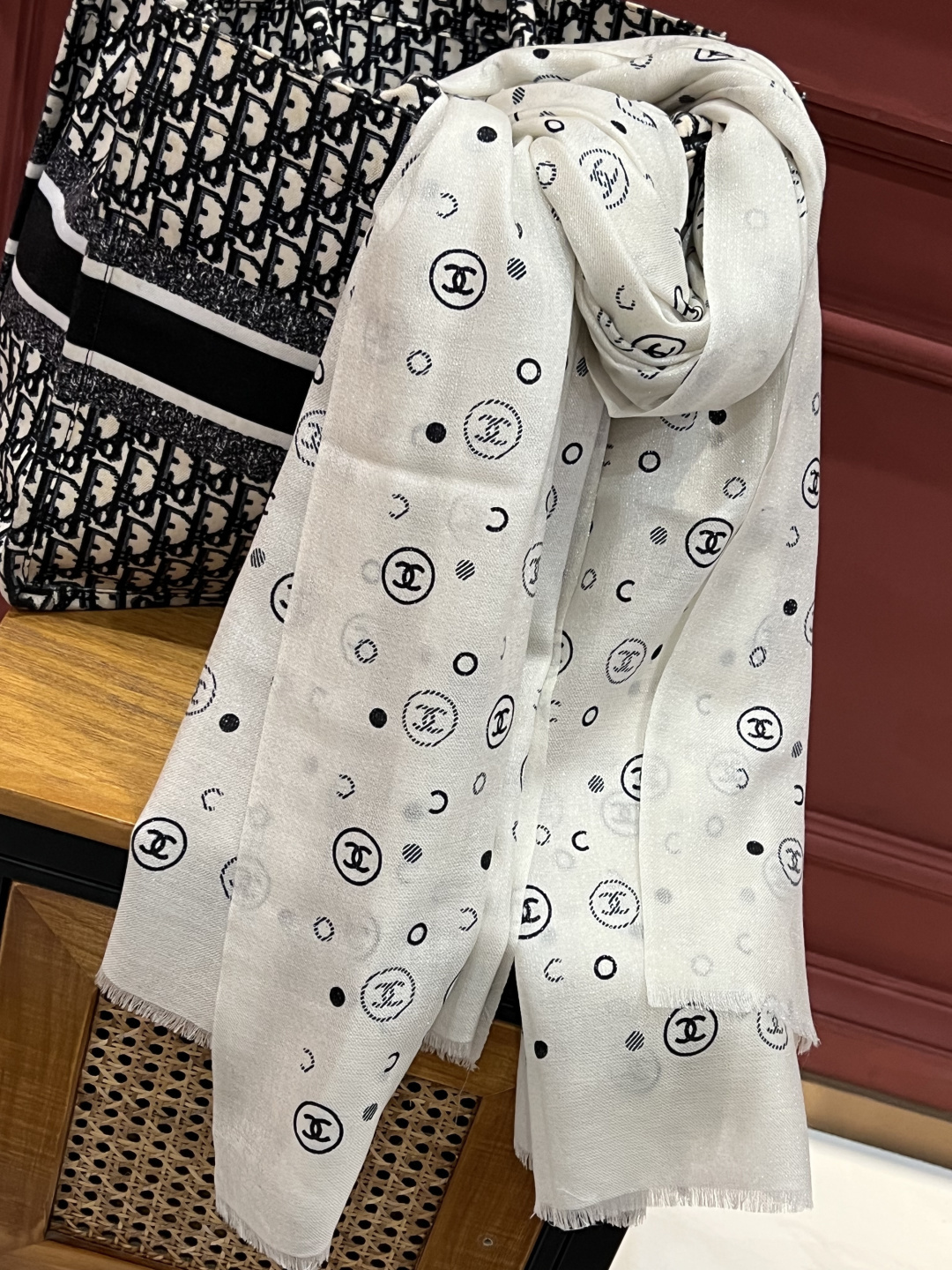 上新🌟 会发光发亮的围巾 💄💋新款客供银线💖羊绒面料长巾 😘美翻了[流泪]【小香银线图标】，御用殿堂级极