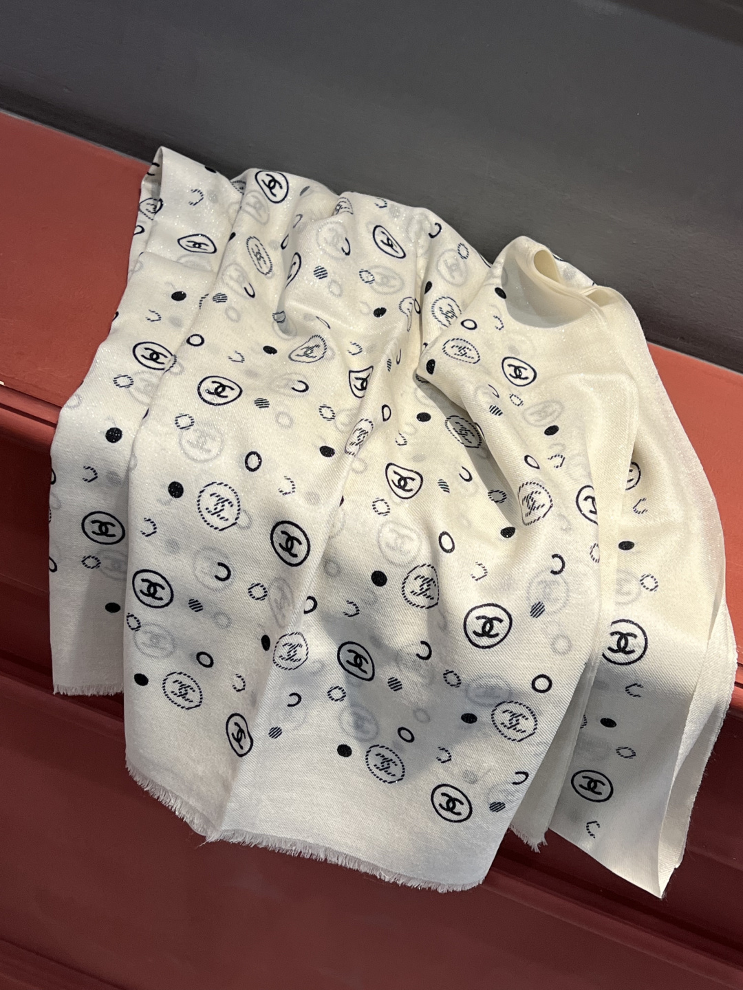 上新🌟 会发光发亮的围巾 💄💋新款客供银线💖羊绒面料长巾 😘美翻了[流泪]【小香银线图标】，御用殿堂级极