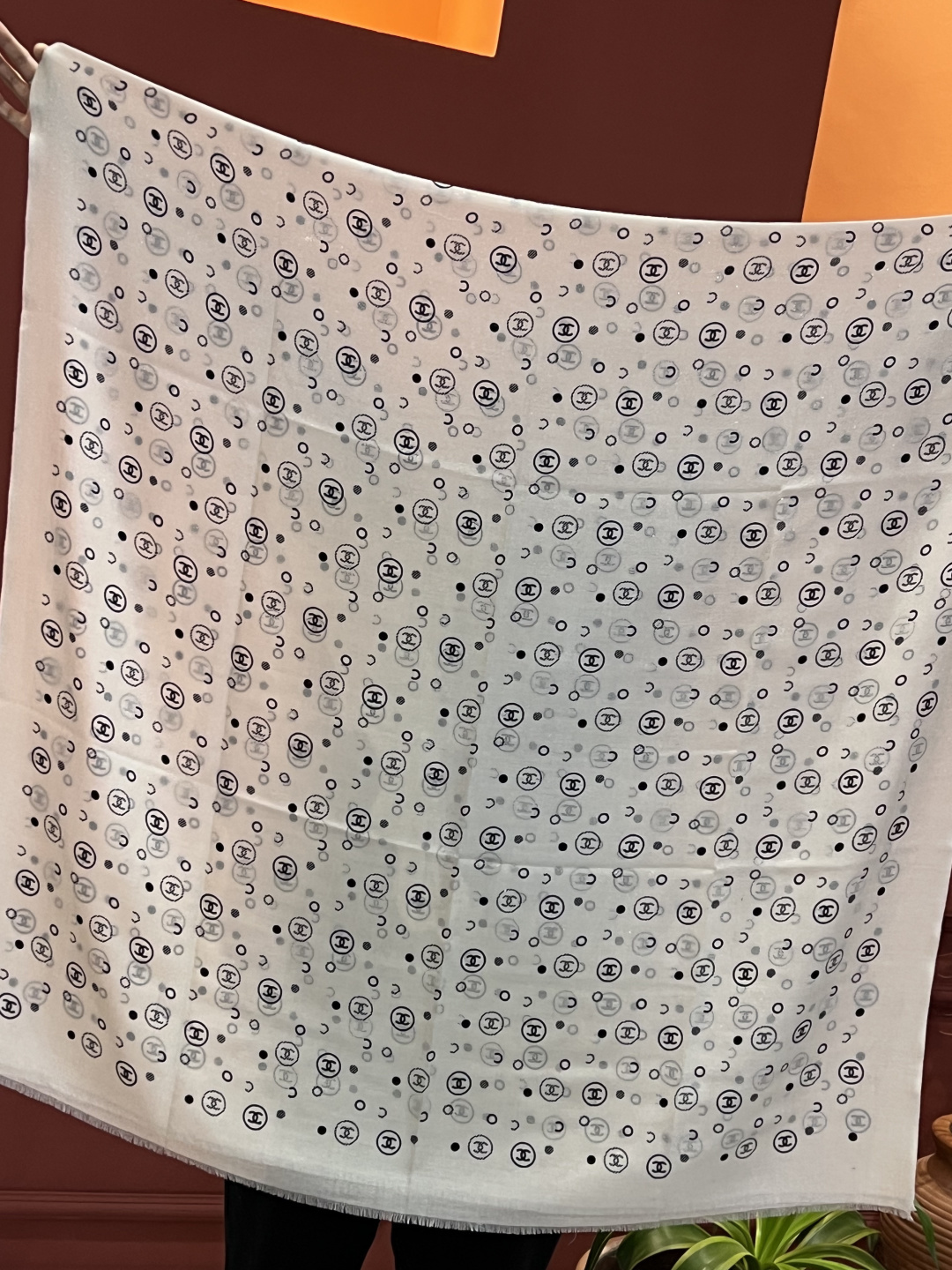 上新🌟 会发光发亮的围巾 💄💋新款客供银线💖羊绒面料长巾 😘美翻了[流泪]【小香银线图标】，御用殿堂级极