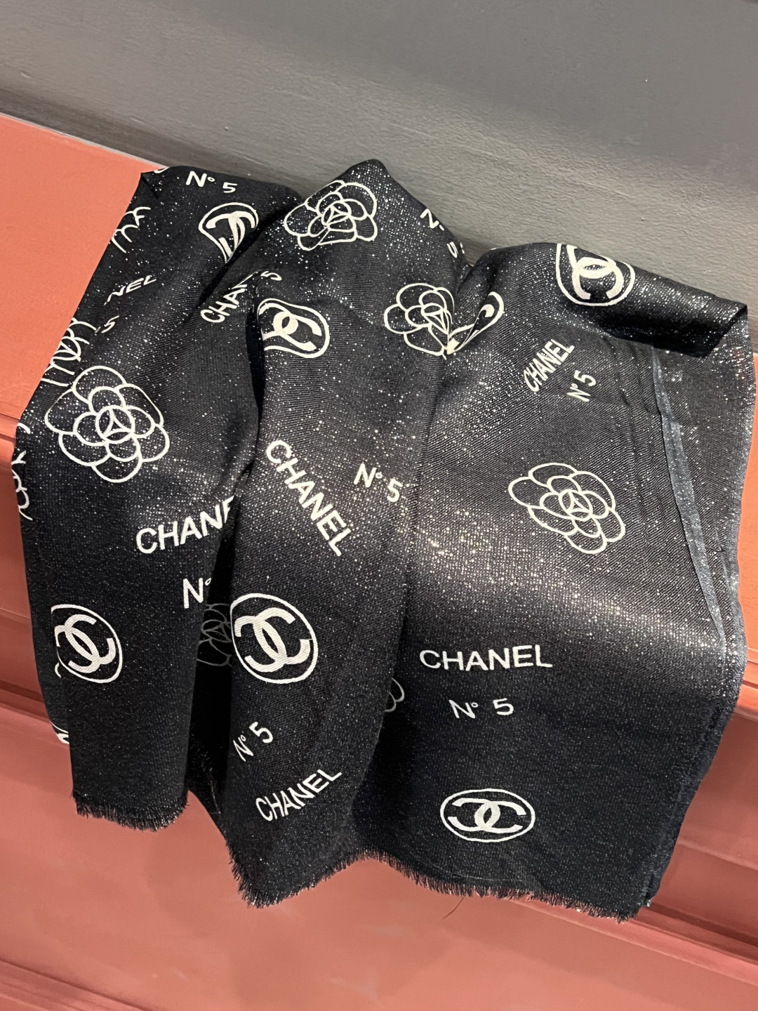 上新🌟 会发光发亮的围巾 💄💋新款客供银线💖羊绒面料长巾 😘美翻了[流泪]【小香银线图标】，御用殿堂级极