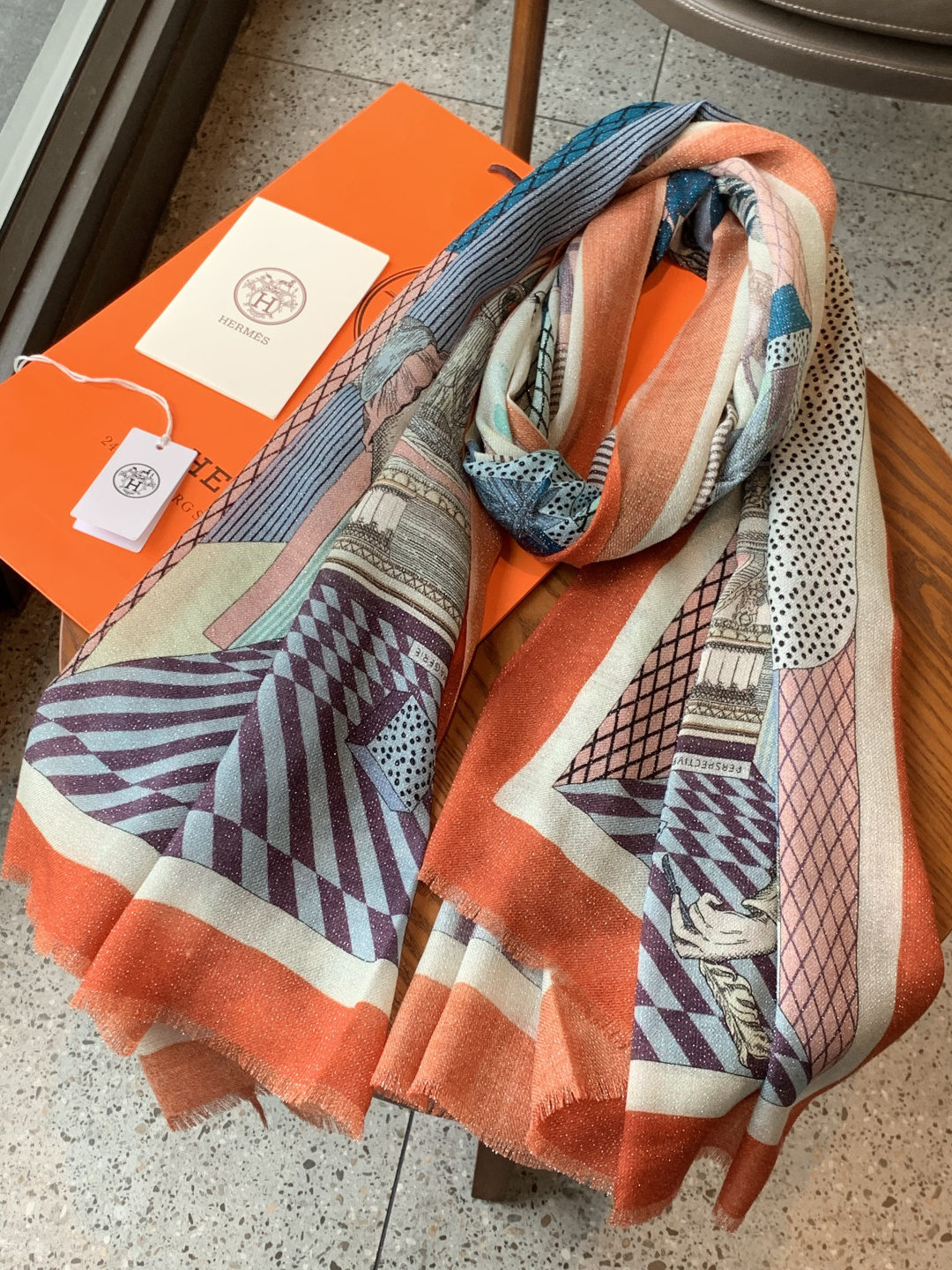 会发光发亮的围巾 爱马仕 专柜同步 买了都说好看羊绒印花‼️推荐💕顶级工艺超值‼️爱马仕专柜爆款🎁🎁羊绒