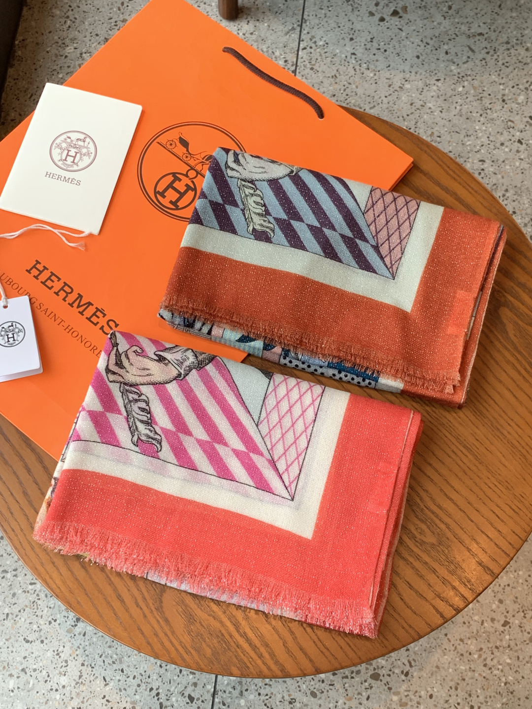 会发光发亮的围巾 爱马仕 专柜同步 买了都说好看羊绒印花‼️推荐💕顶级工艺超值‼️爱马仕专柜爆款🎁🎁羊绒