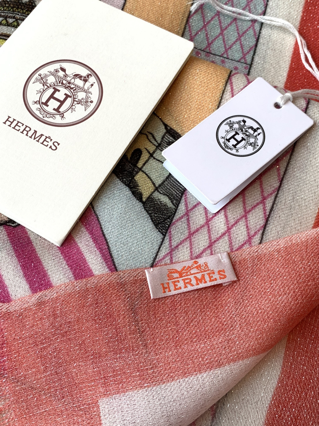 会发光发亮的围巾 爱马仕 专柜同步 买了都说好看羊绒印花‼️推荐💕顶级工艺超值‼️爱马仕专柜爆款🎁🎁羊绒
