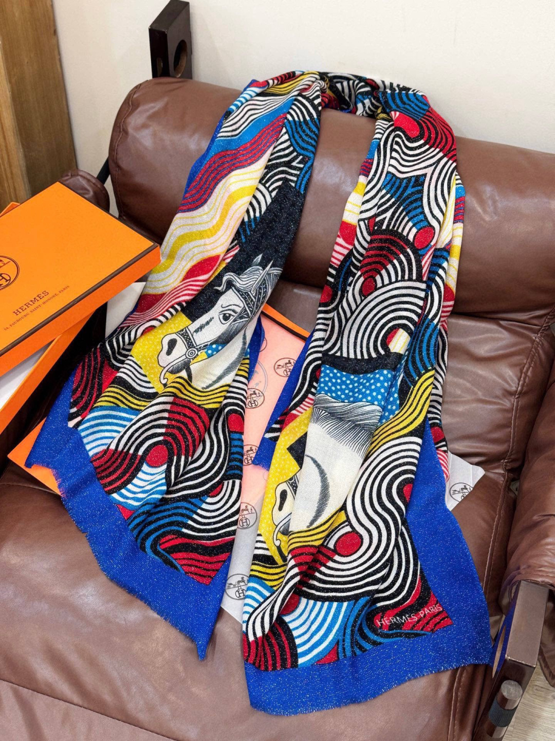 上新🌟 会发光发亮的围巾 💄💋新款客银丝+💖羊绒面料长巾 😘美翻了[流泪]H家【骏马披挂长巾】御用殿堂级