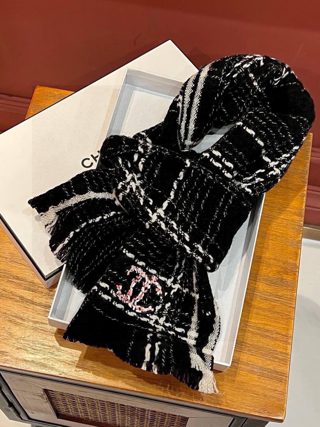 ‼️新😘😘香奈儿（CHANEL）年度最美‼️ 【双C编织格纹披肩】独家渠道原单货‼️年度最新力作 顶极高