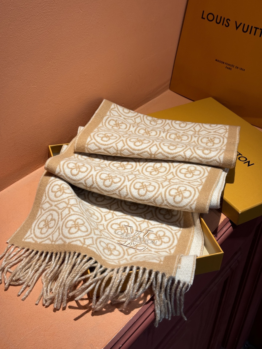 Lv爆款经典四叶草🍀双面提花爆款围巾🧣！！！非常百搭的一款，搭配大衣，毛衣都非常高级，尺寸刚刚好，及保暖