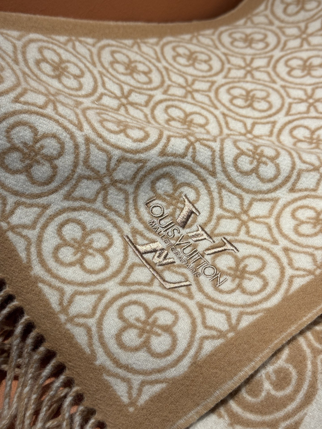 Lv爆款经典四叶草🍀双面提花爆款围巾🧣！！！非常百搭的一款，搭配大衣，毛衣都非常高级，尺寸刚刚好，及保暖