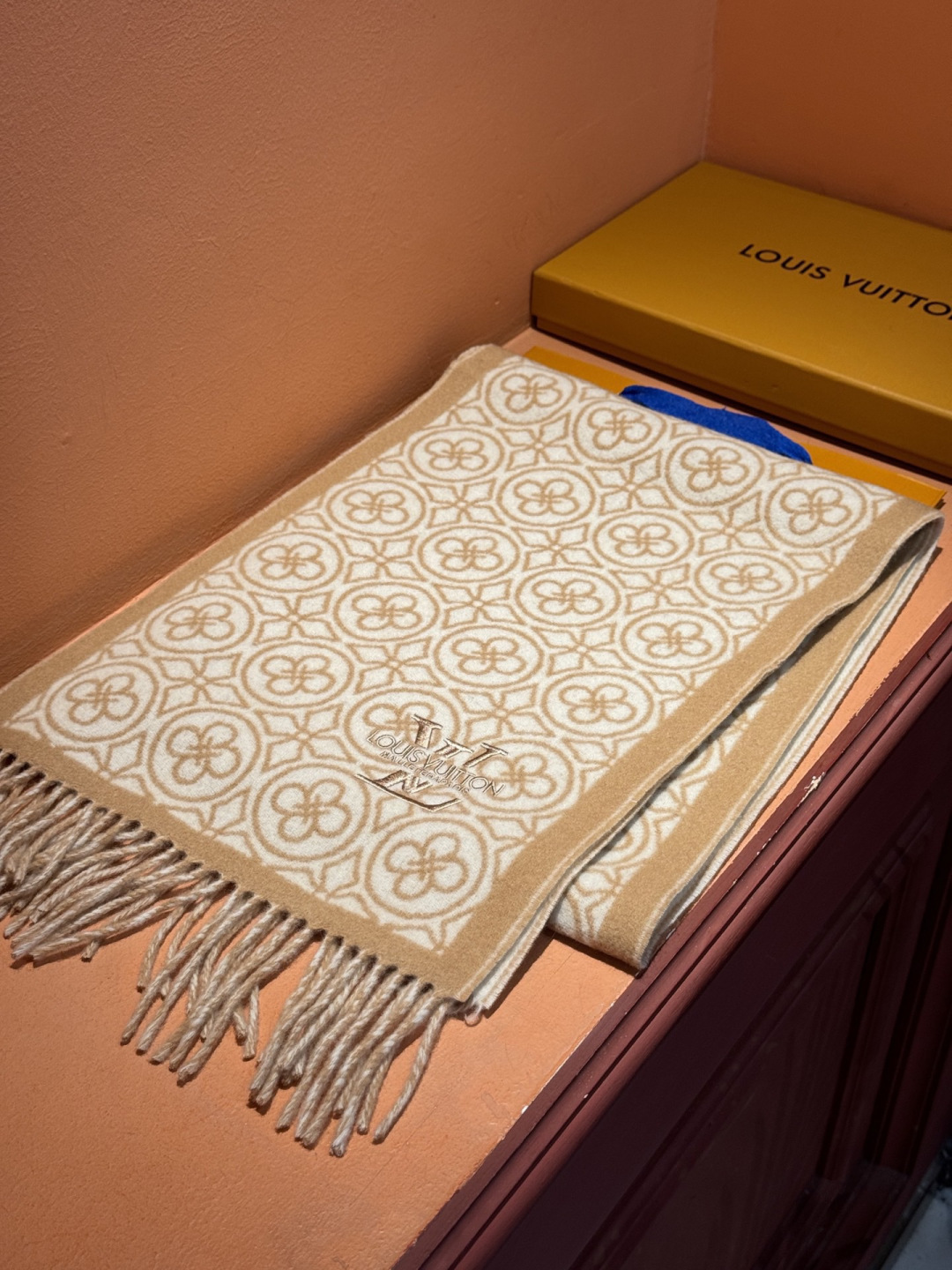 Lv爆款经典四叶草🍀双面提花爆款围巾🧣！！！非常百搭的一款，搭配大衣，毛衣都非常高级，尺寸刚刚好，及保暖