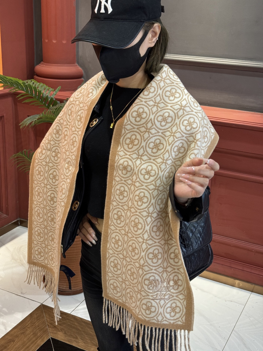 Lv爆款经典四叶草🍀双面提花爆款围巾🧣！！！非常百搭的一款，搭配大衣，毛衣都非常高级，尺寸刚刚好，及保暖