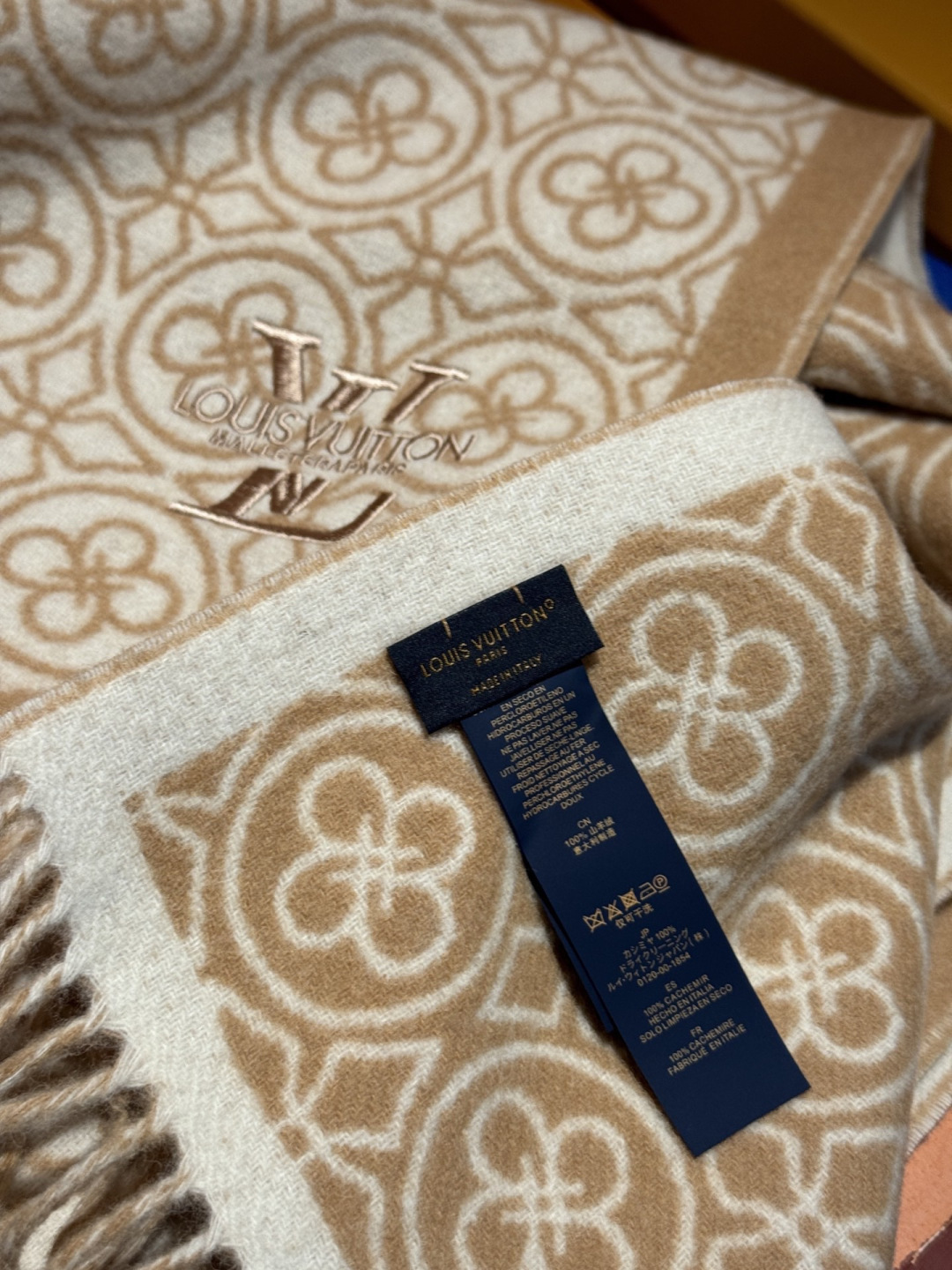 Lv爆款经典四叶草🍀双面提花爆款围巾🧣！！！非常百搭的一款，搭配大衣，毛衣都非常高级，尺寸刚刚好，及保暖