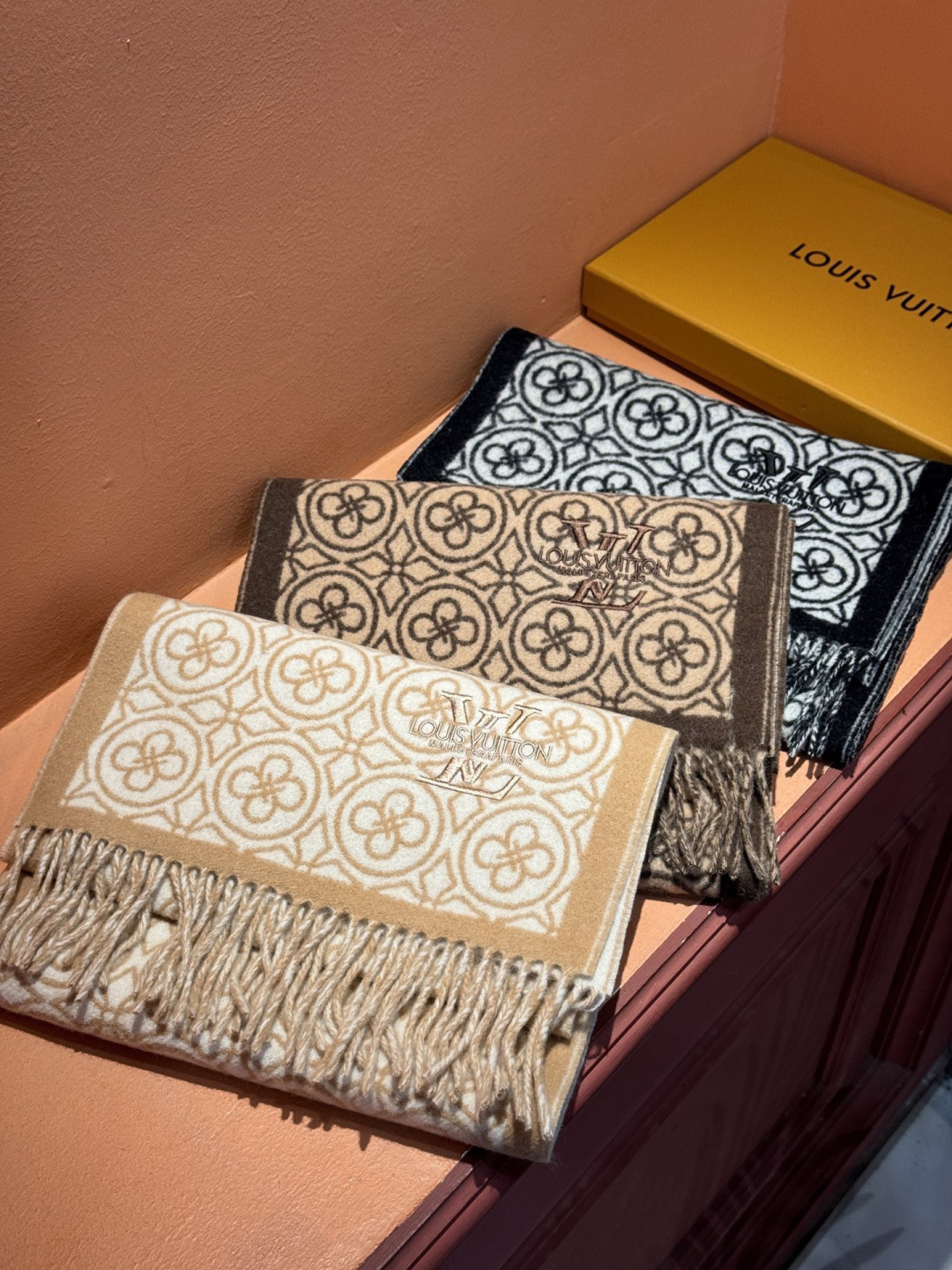 Lv爆款经典四叶草🍀双面提花爆款围巾🧣！！！非常百搭的一款，搭配大衣，毛衣都非常高级，尺寸刚刚好，及保暖
