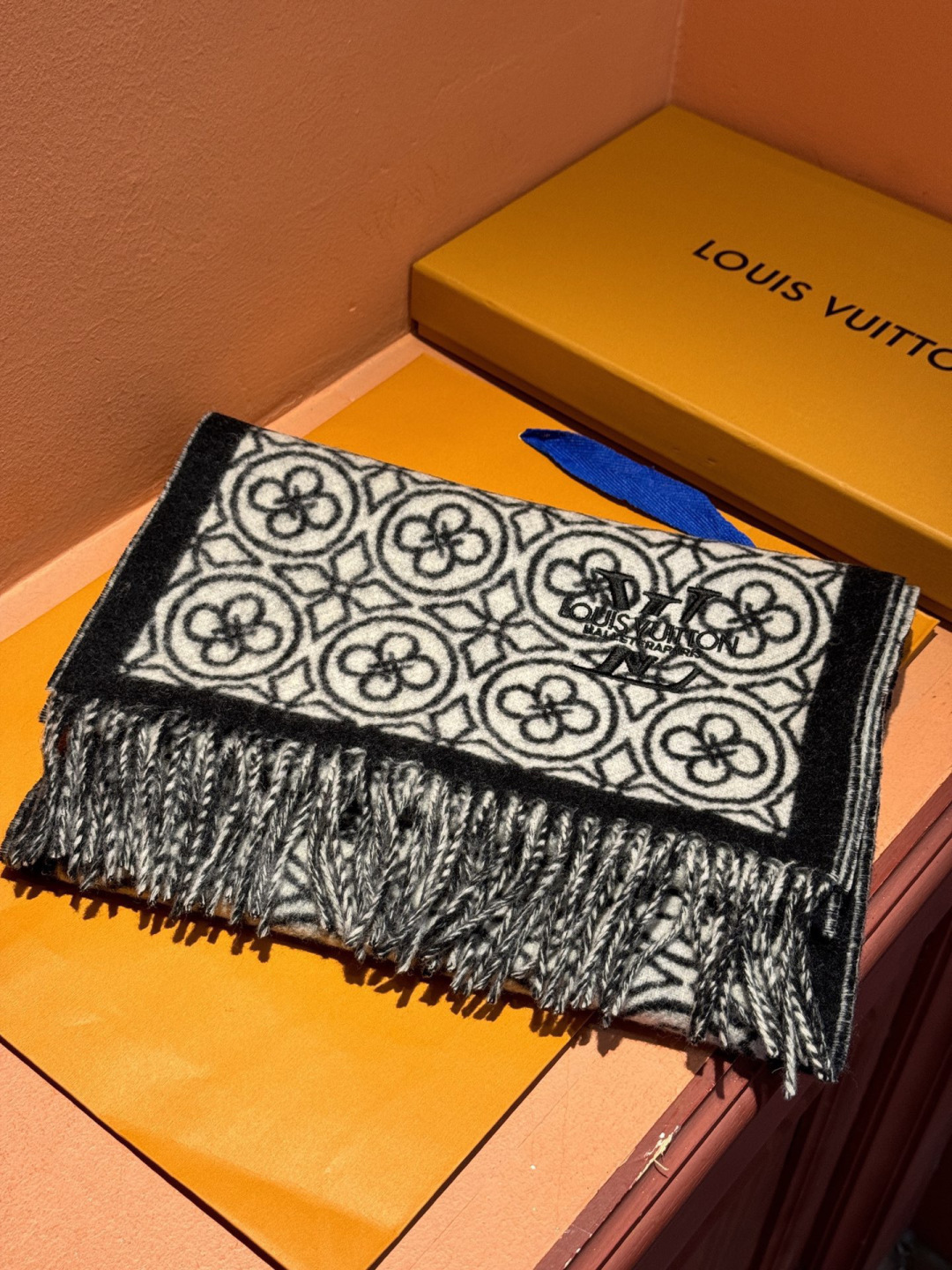 Lv爆款经典四叶草🍀双面提花爆款围巾🧣！！！非常百搭的一款，搭配大衣，毛衣都非常高级，尺寸刚刚好，及保暖