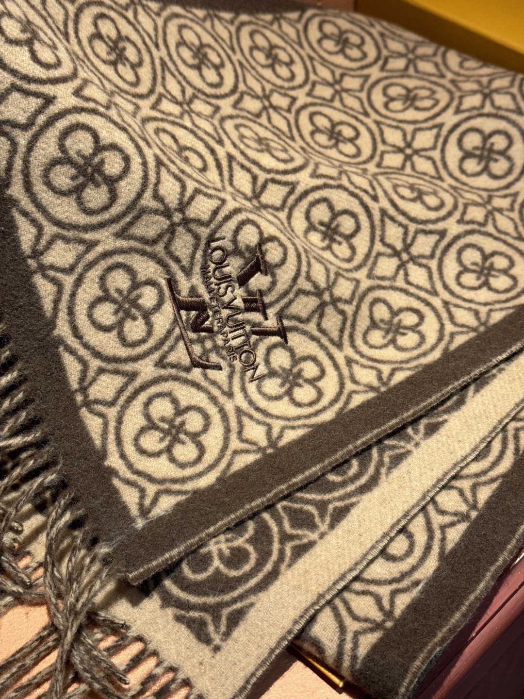 Lv爆款经典四叶草🍀双面提花爆款围巾🧣！！！非常百搭的一款，搭配大衣，毛衣都非常高级，尺寸刚刚好，及保暖