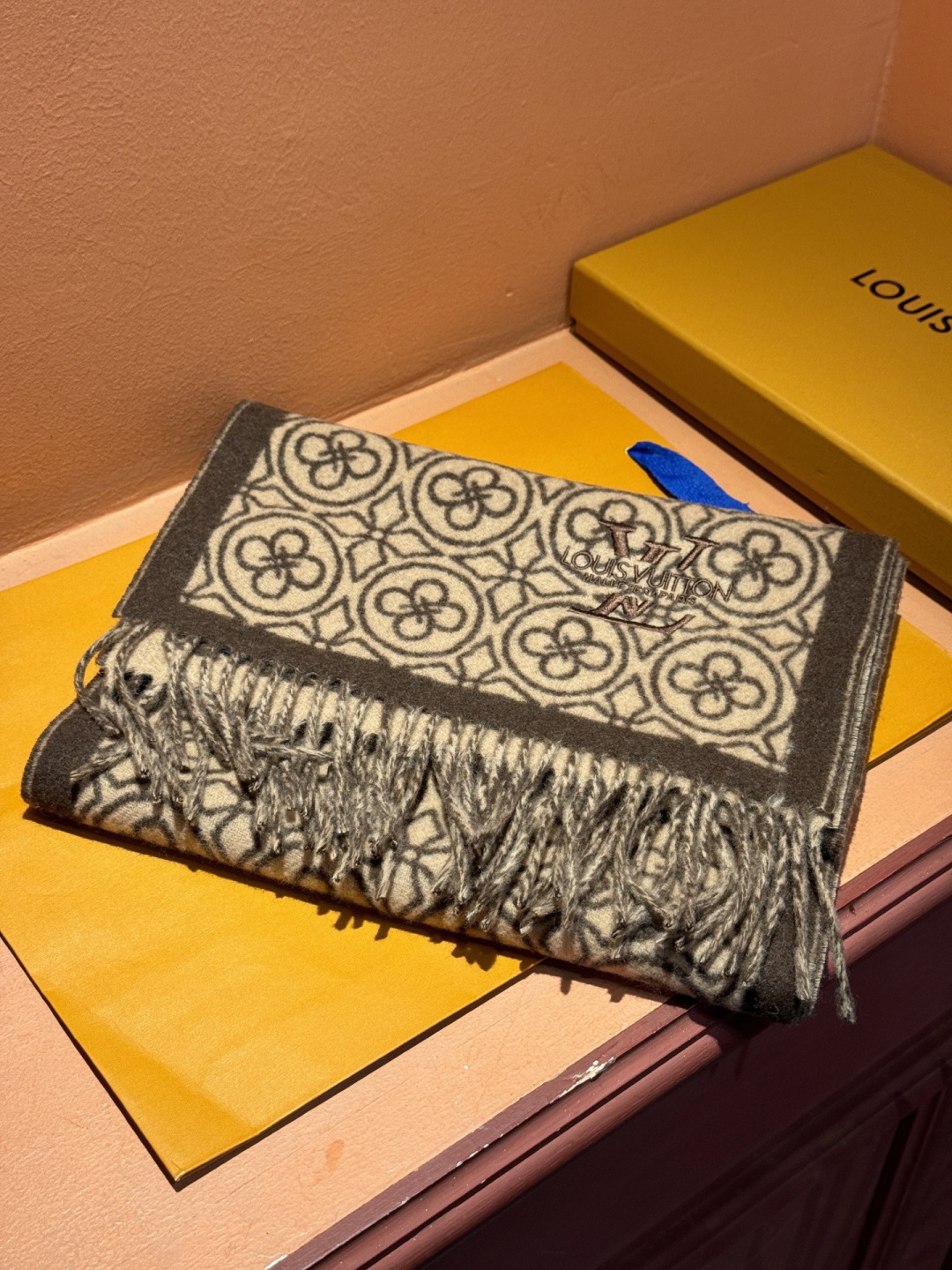 Lv爆款经典四叶草🍀双面提花爆款围巾🧣！！！非常百搭的一款，搭配大衣，毛衣都非常高级，尺寸刚刚好，及保暖