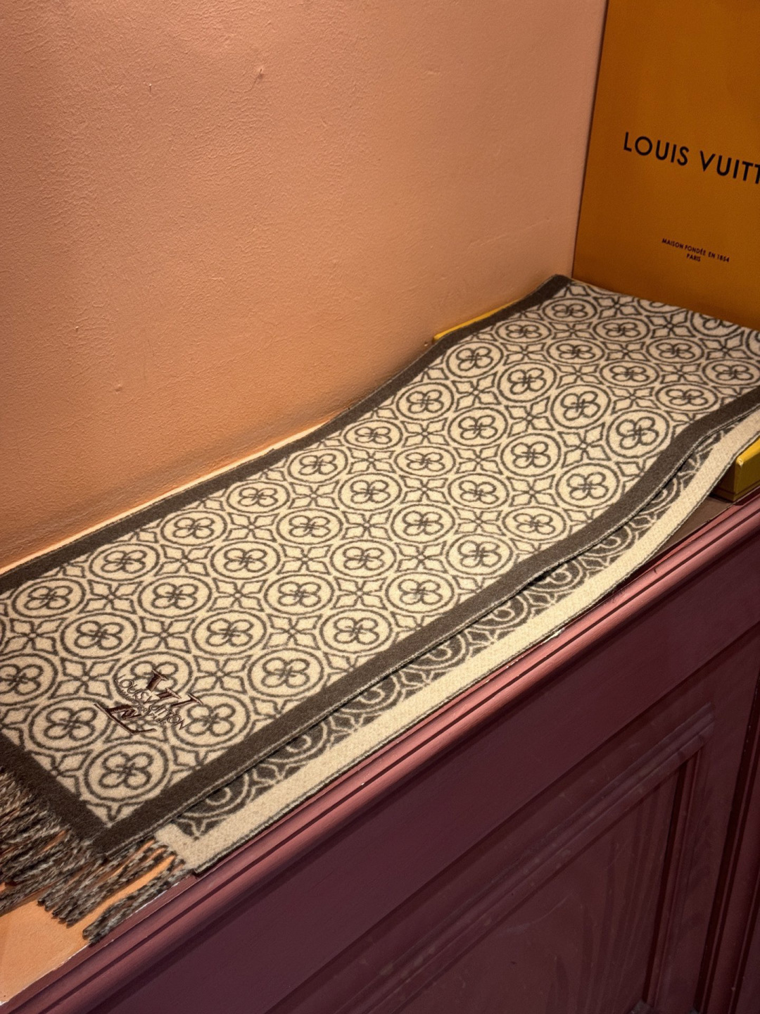 Lv爆款经典四叶草🍀双面提花爆款围巾🧣！！！非常百搭的一款，搭配大衣，毛衣都非常高级，尺寸刚刚好，及保暖