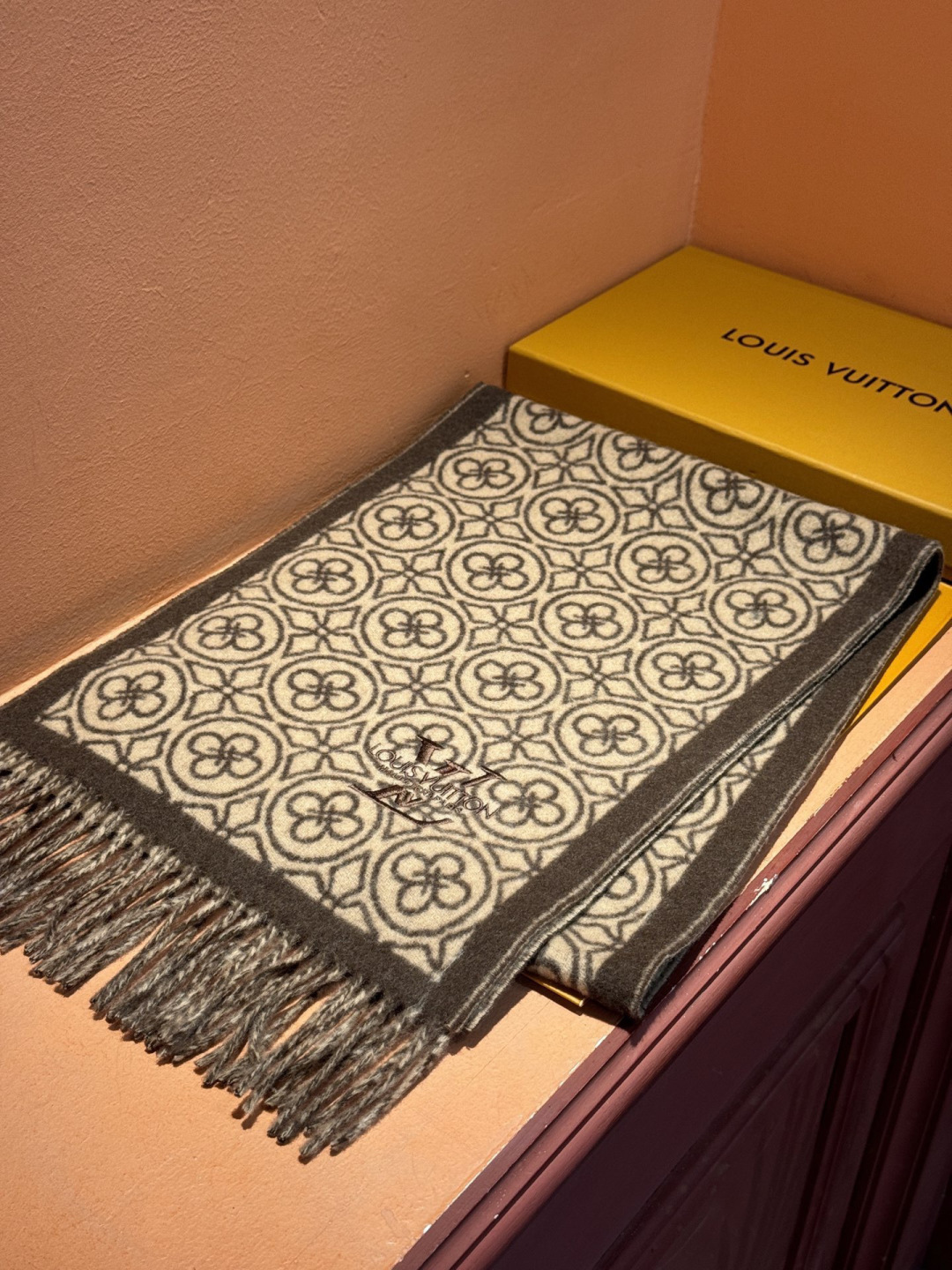 Lv爆款经典四叶草🍀双面提花爆款围巾🧣！！！非常百搭的一款，搭配大衣，毛衣都非常高级，尺寸刚刚好，及保暖