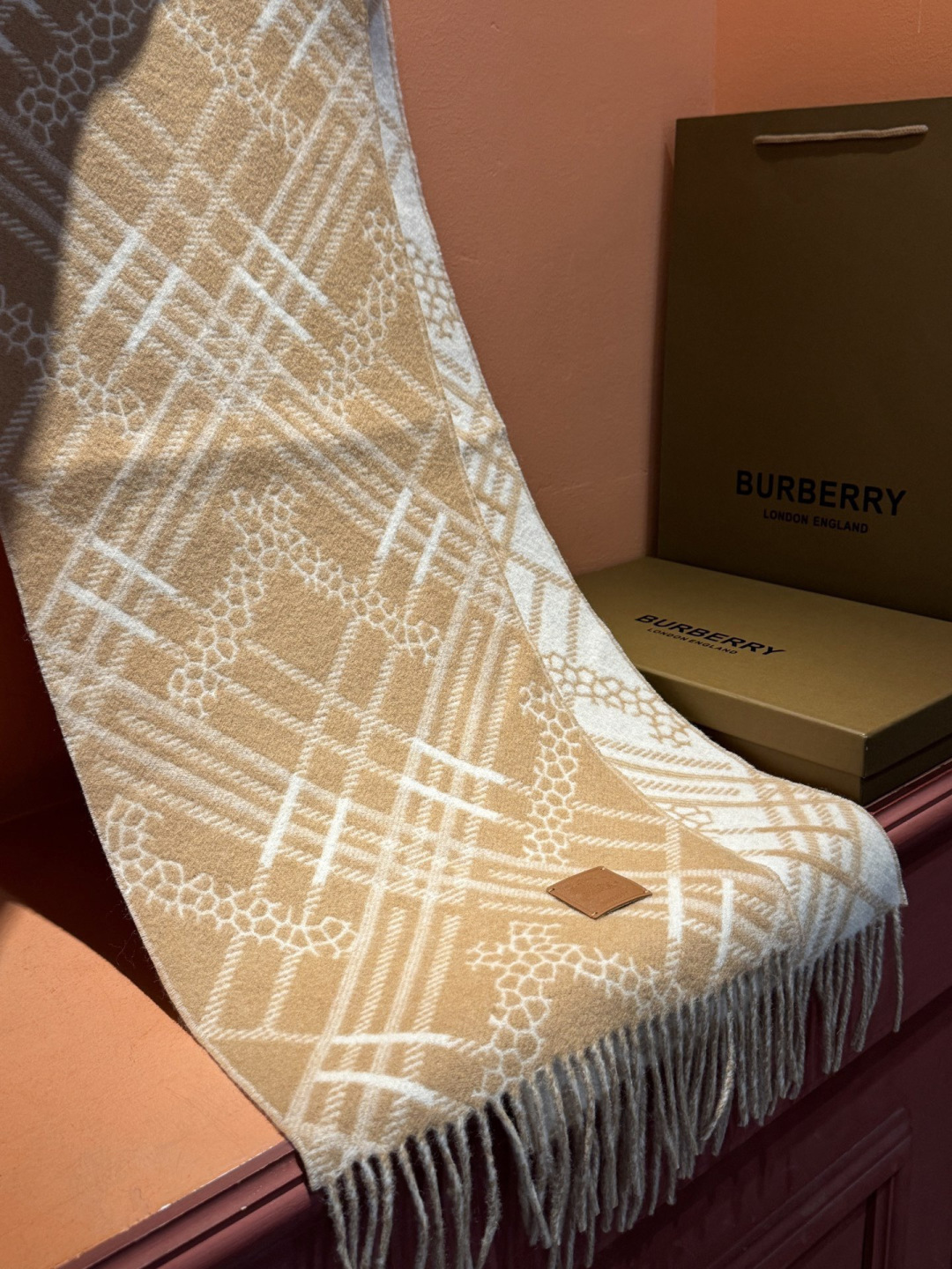 双面围巾 🆕Burberry · 巴宝莉格子围巾❗️好看的要疯掉了，太有型太有魅力了❗️❗️非常斯文时尚