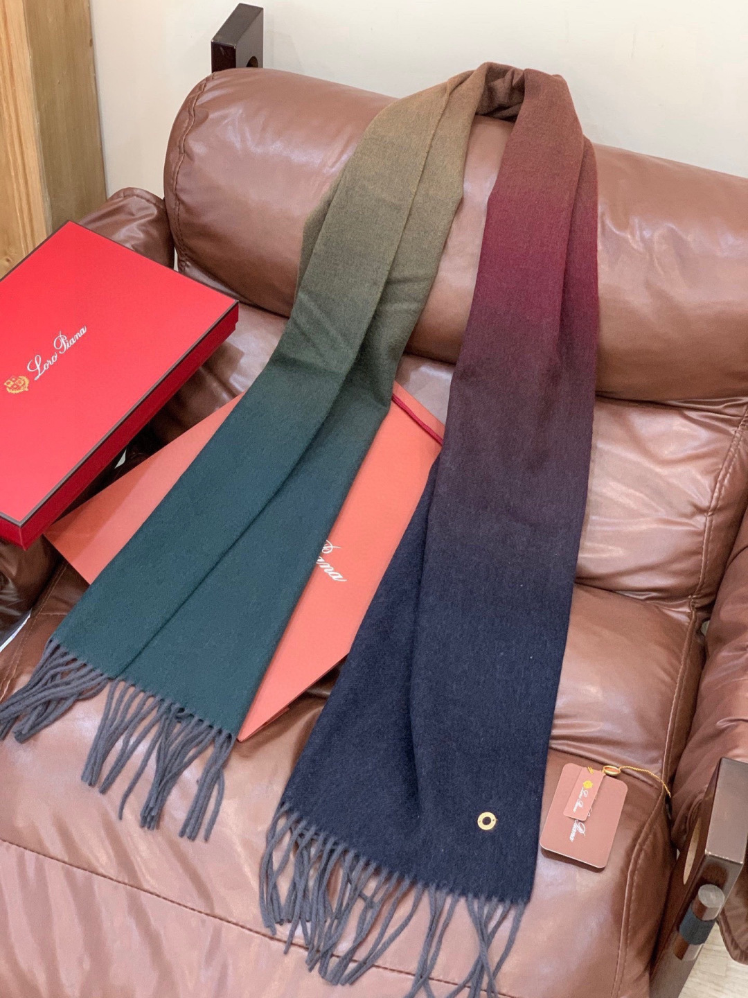 ✨✨太美了😍 【皮安娜】情侣款 美到要尖叫😱专柜最新款🎊英伦欧美范儿「多色渐变」又是一款即时尚又实用的大