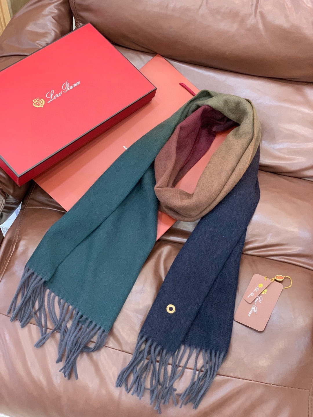 ✨✨太美了😍 【皮安娜】情侣款 美到要尖叫😱专柜最新款🎊英伦欧美范儿「多色渐变」又是一款即时尚又实用的大