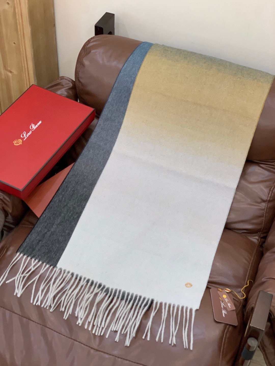 ✨✨太美了😍 【皮安娜】情侣款 美到要尖叫😱专柜最新款🎊英伦欧美范儿「多色渐变」又是一款即时尚又实用的大