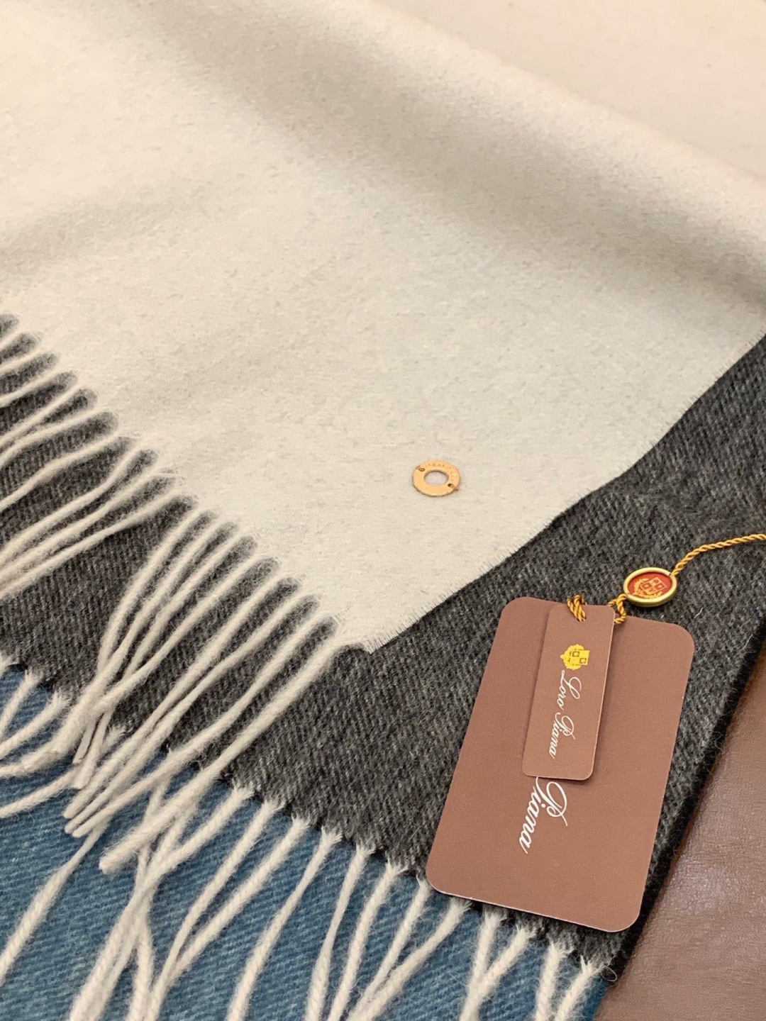 ✨✨太美了😍 【皮安娜】情侣款 美到要尖叫😱专柜最新款🎊英伦欧美范儿「多色渐变」又是一款即时尚又实用的大