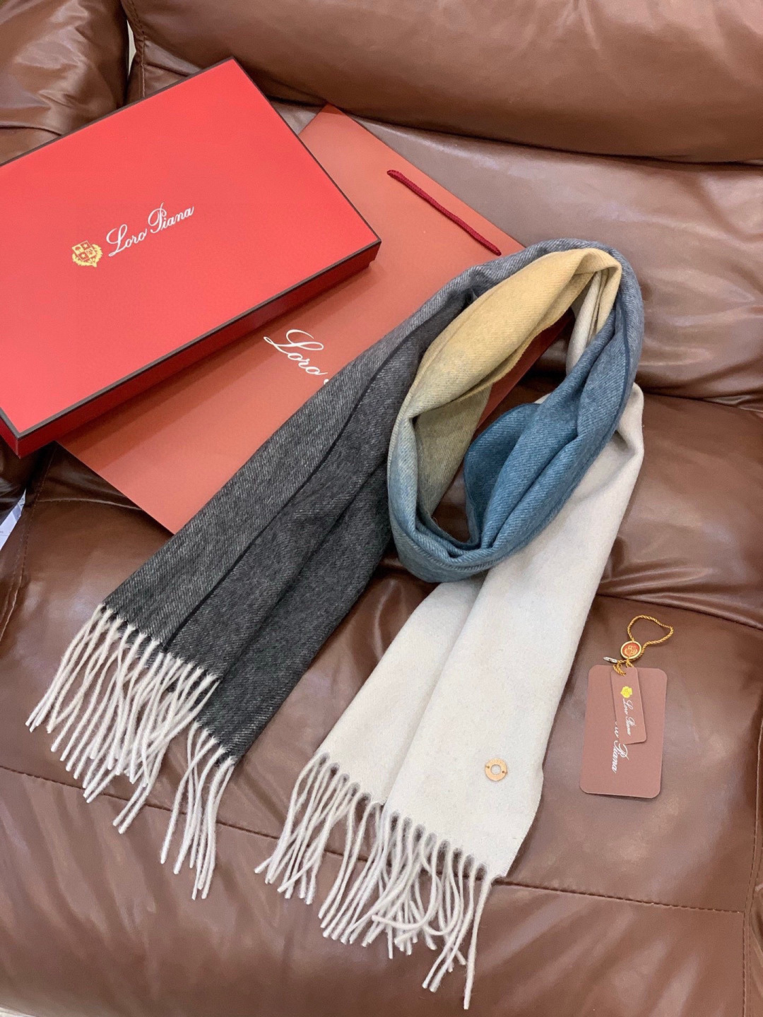 ✨✨太美了😍 【皮安娜】情侣款 美到要尖叫😱专柜最新款🎊英伦欧美范儿「多色渐变」又是一款即时尚又实用的大