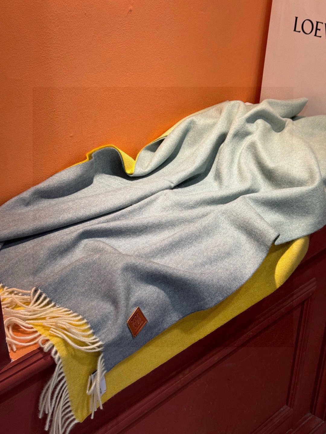 ✨✨太美了😍罗意威 美到要尖叫😱专柜最新款🎊英伦欧美范儿「多色渐变」又是一款即时尚又实用的大围巾&长巾，