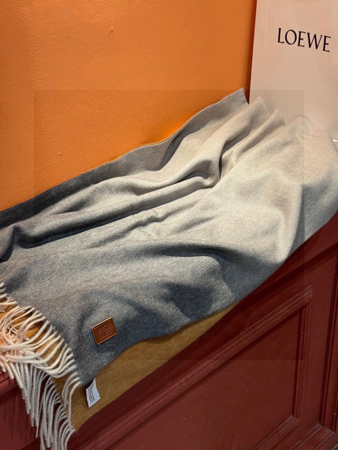 ✨✨太美了😍罗意威 美到要尖叫😱专柜最新款🎊英伦欧美范儿「多色渐变」又是一款即时尚又实用的大围巾&长巾，