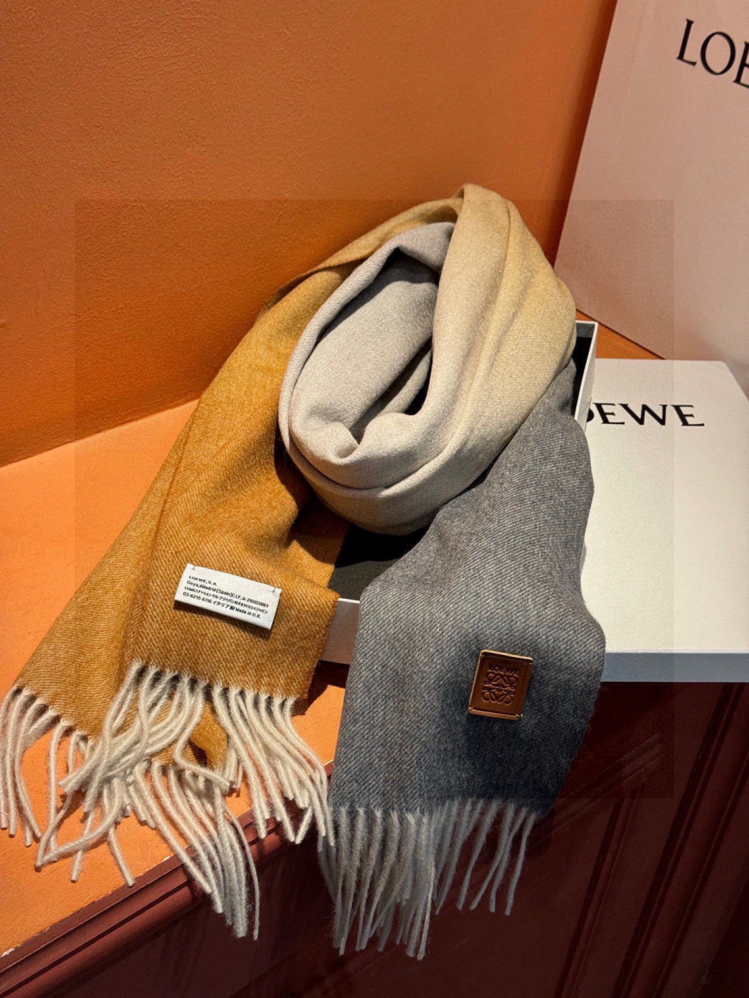 ✨✨太美了😍罗意威 美到要尖叫😱专柜最新款🎊英伦欧美范儿「多色渐变」又是一款即时尚又实用的大围巾&长巾，